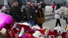 Rusos participan en homenaje floral en recuerdo a las víctimas del atentado terrorista en Moscú
