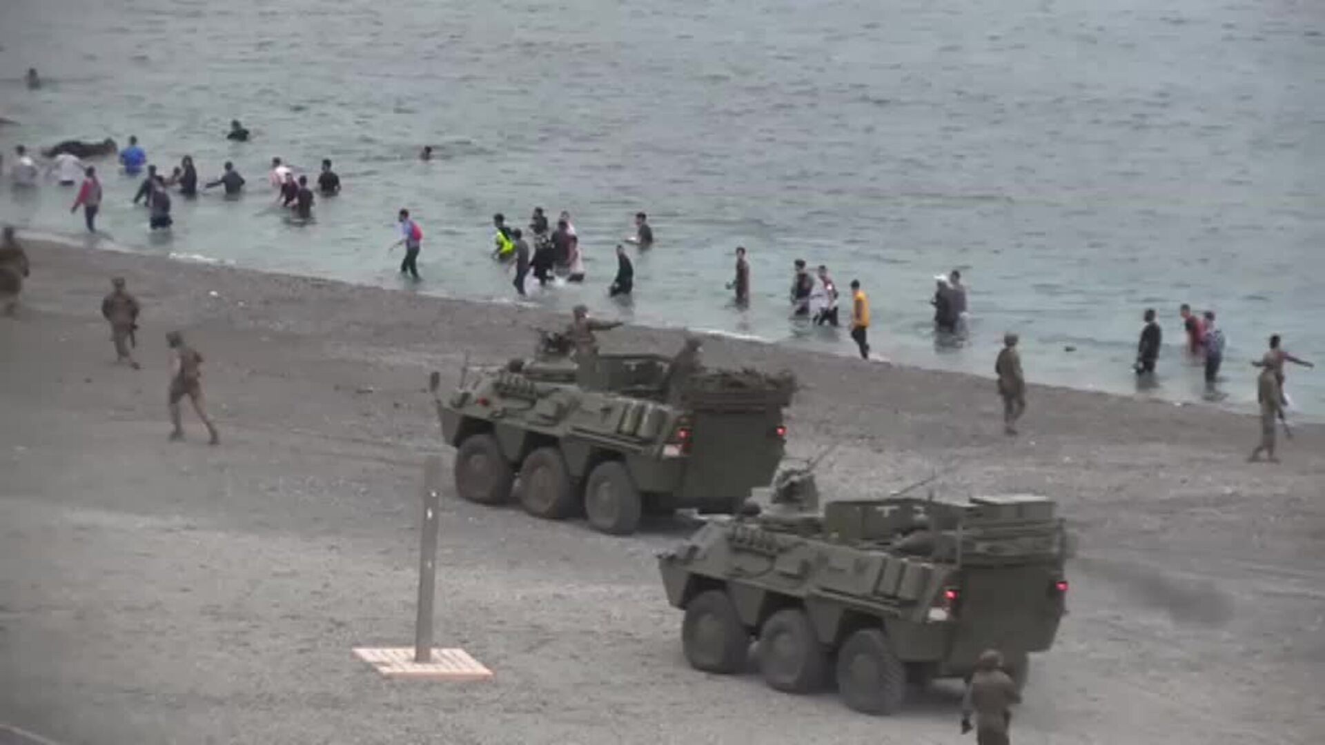 El Ejército se despliega en la playa del Tarajal para intentar controlar la entrada masiva de migrantes en Ceuta