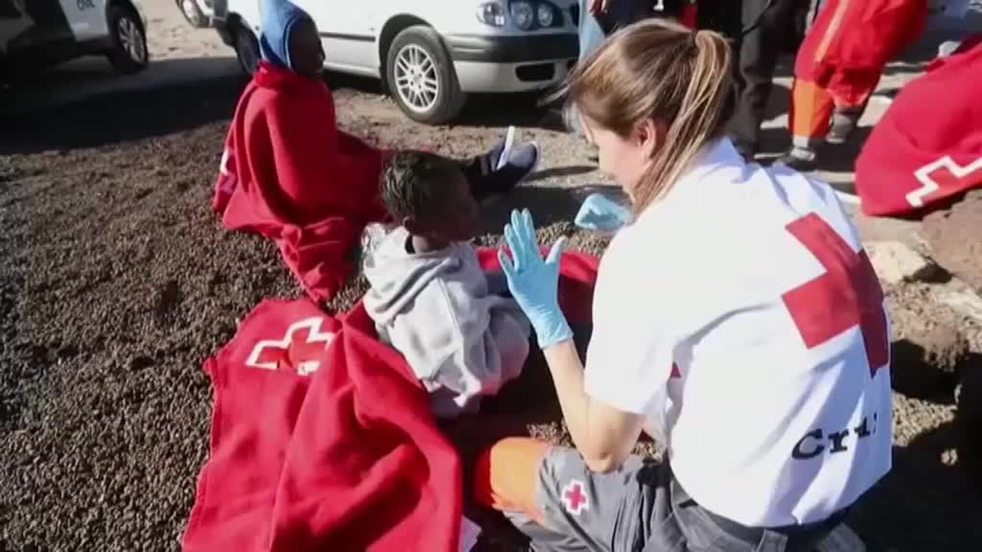 Llega una patera con 27 personas a la playa grancanaria de El Burrero