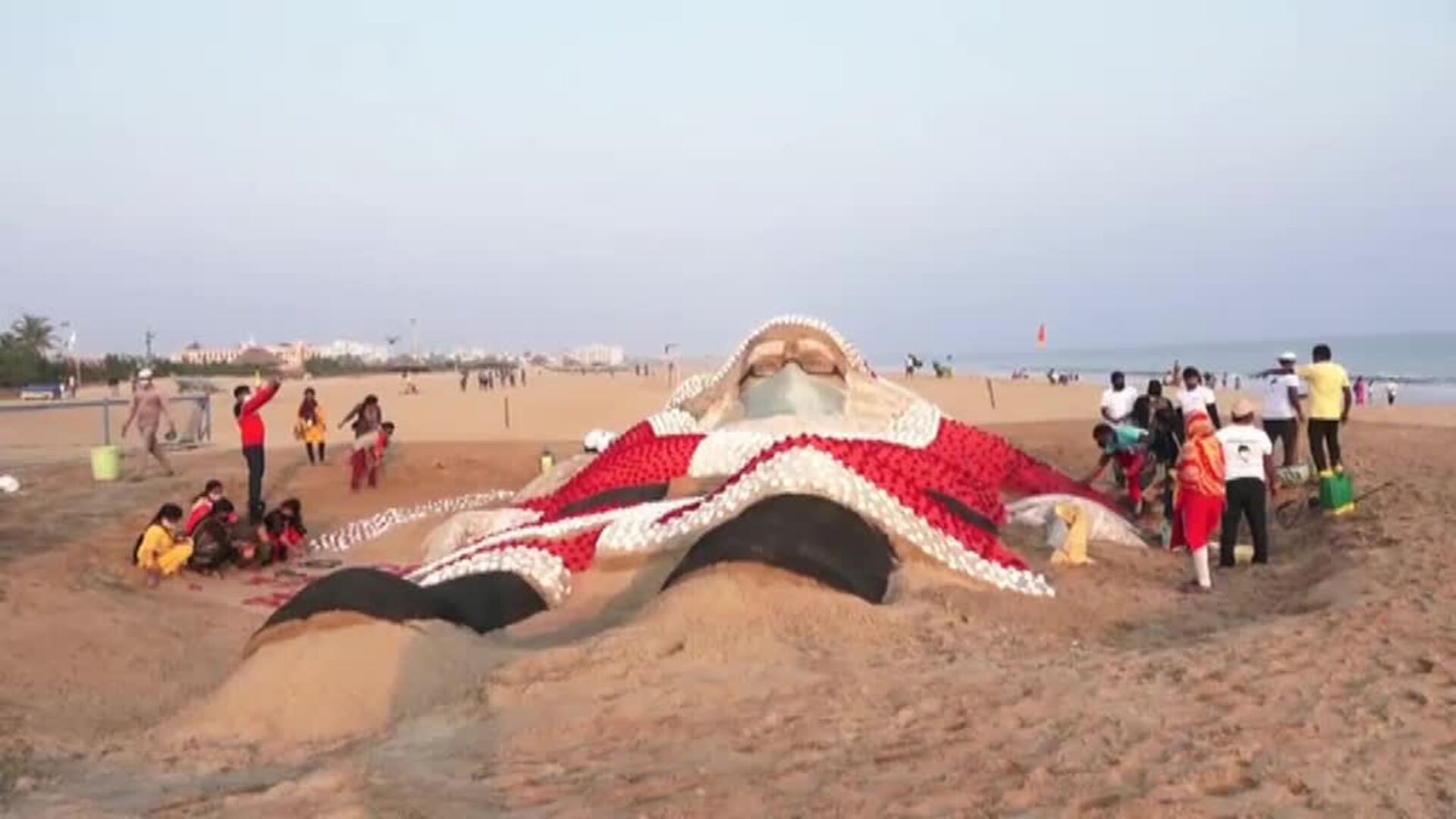 Un Papá Noel gigante en India para felicitar la Navidad