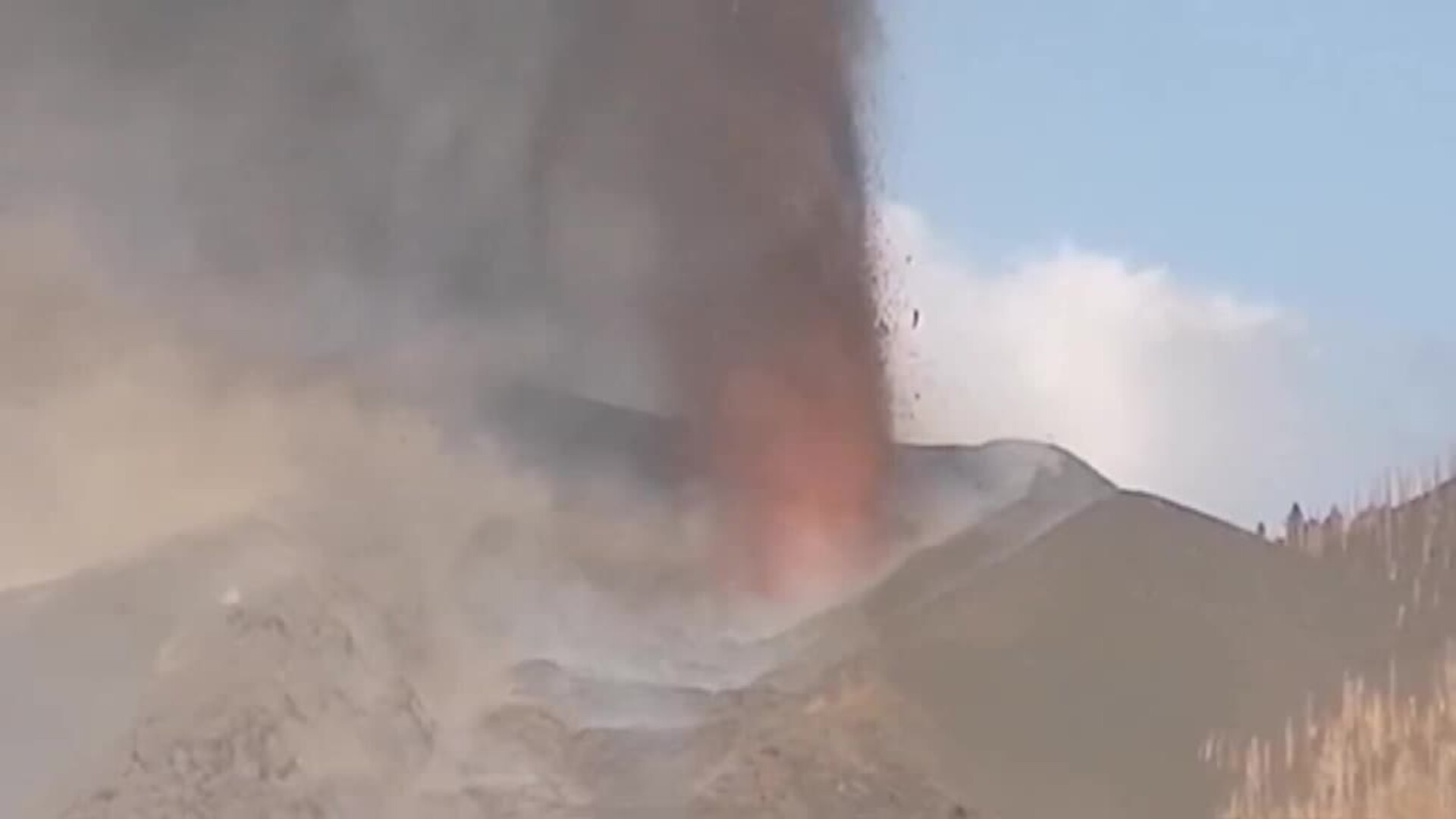 El volcán aumenta su explosividad por el agua y los gases