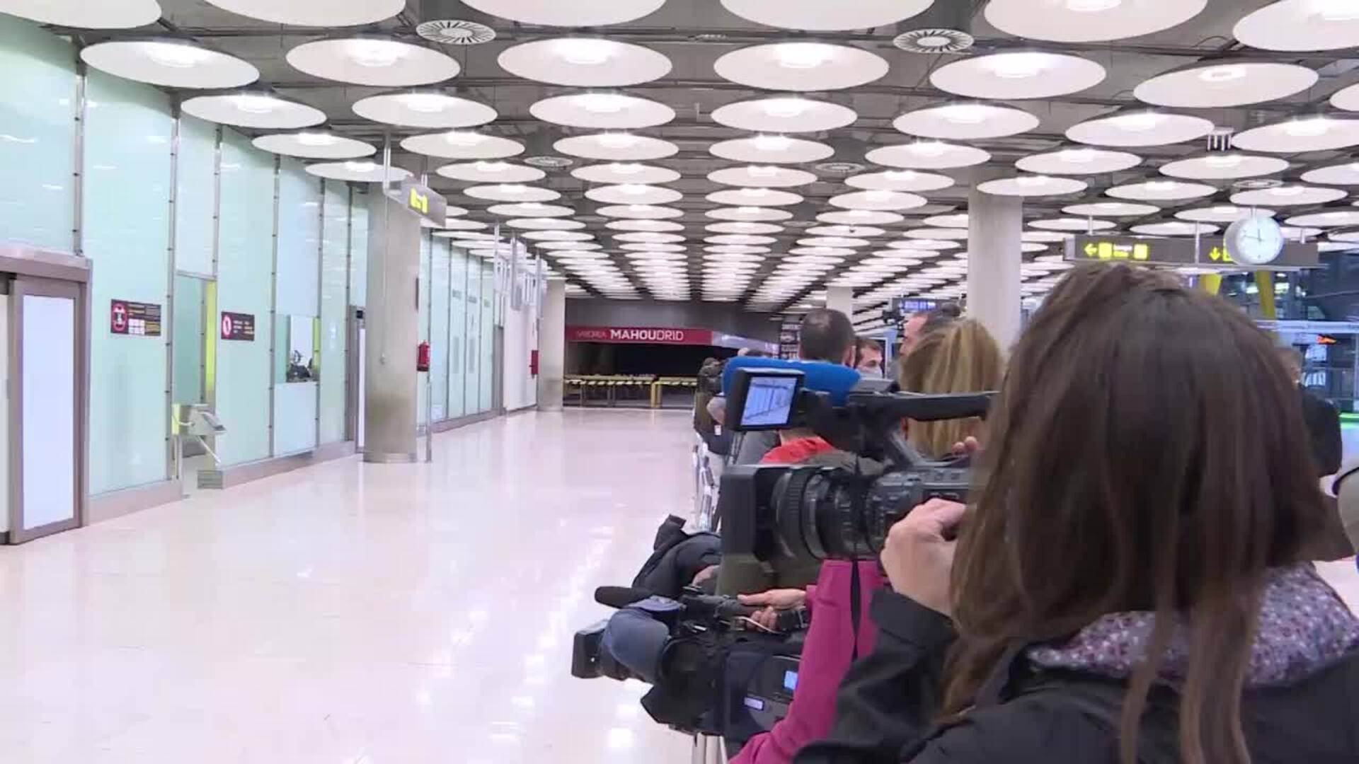 Expectación en el aeropuerto antes de la llegada de Leopoldo López a España