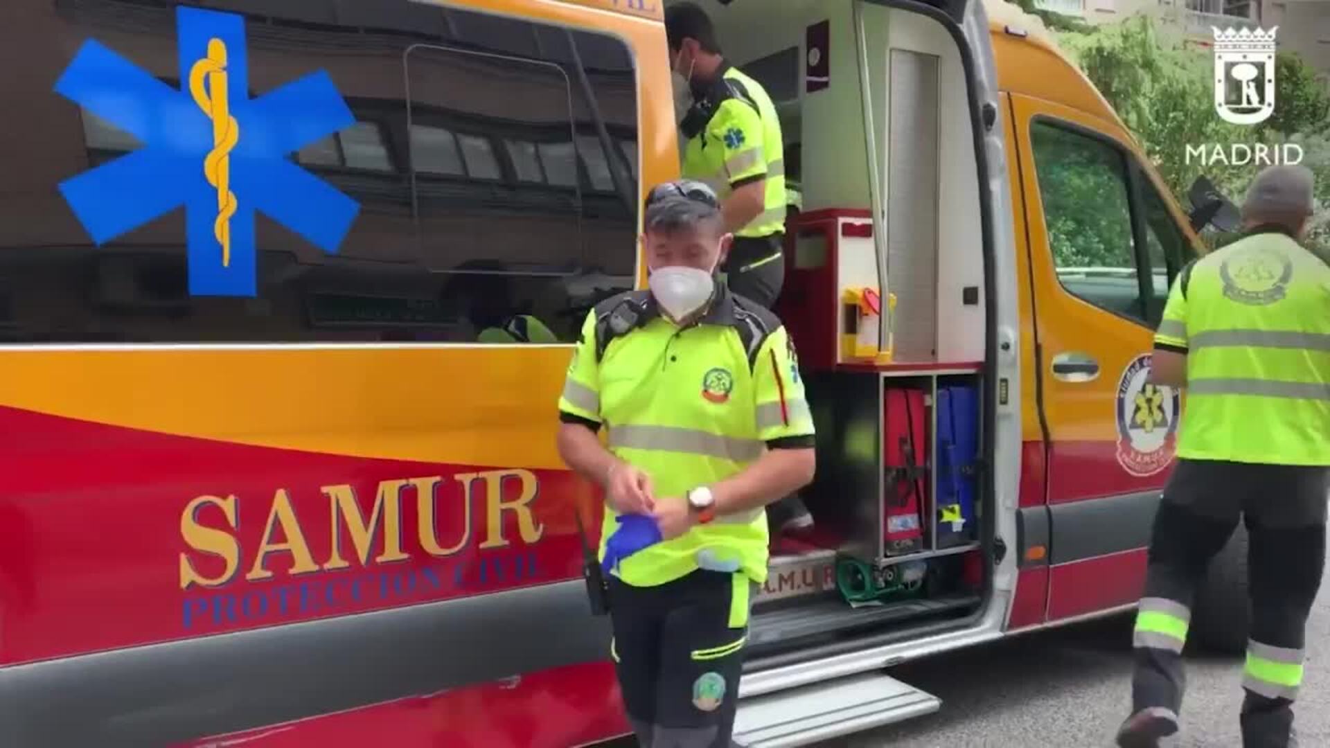 Bomberos del Ayuntamiento de Madrid controlan un incendio en Fuencarral (Madrid)