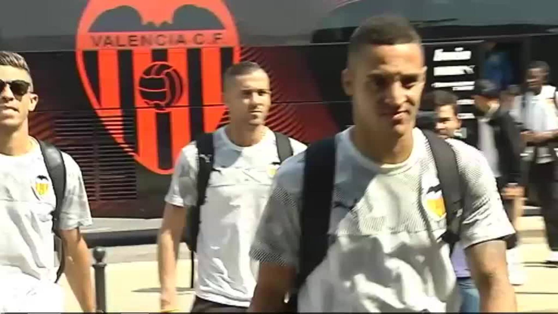 El Valencia CF viaja a Londres inmerso en un mar de dudas