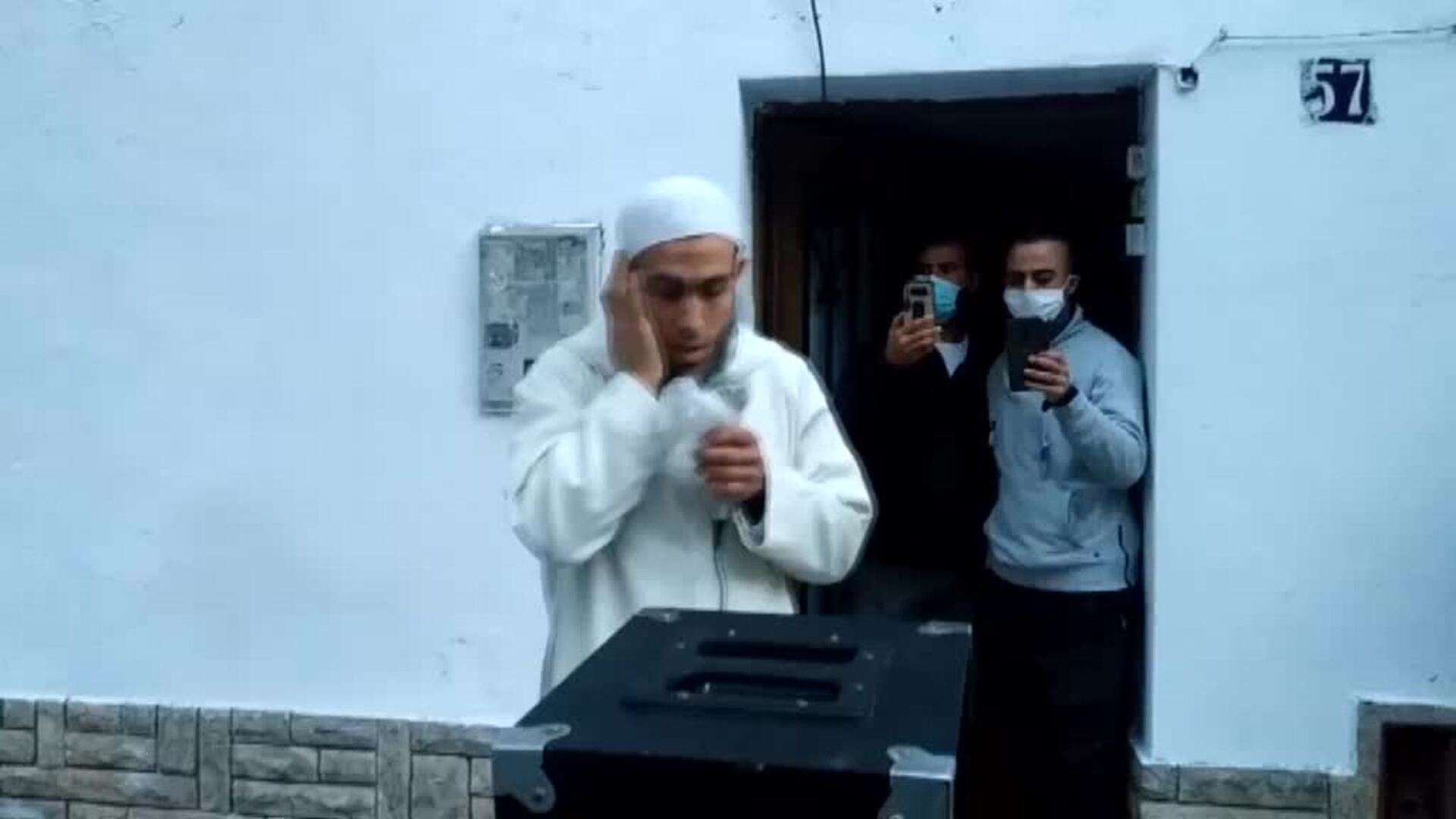 Investigan el llamamiento al rezo que hizo el imán de El Vendrell en plena calle ante un centenar de personas