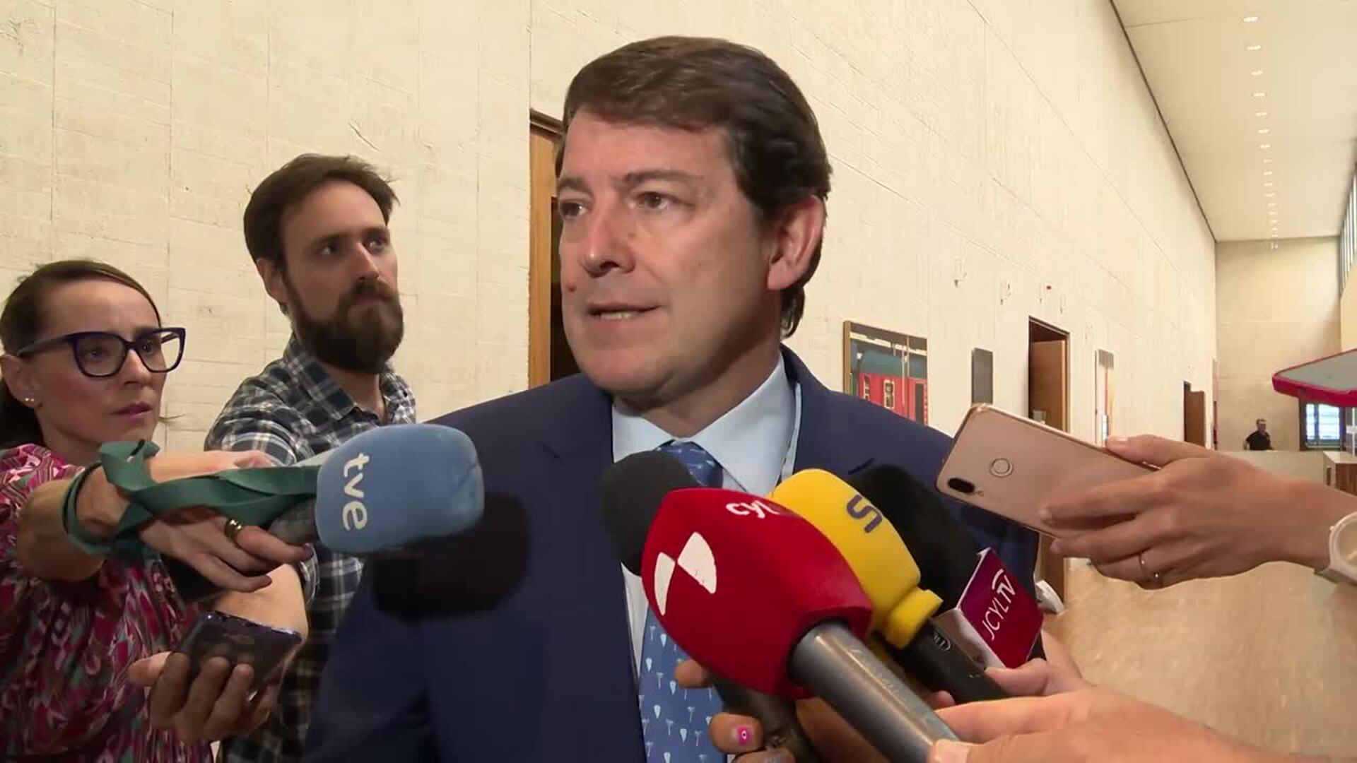 Mañueco, &quot;al lado&quot; de las personas que sufren tras el incendio La Culebra, pide pensar en el futuro