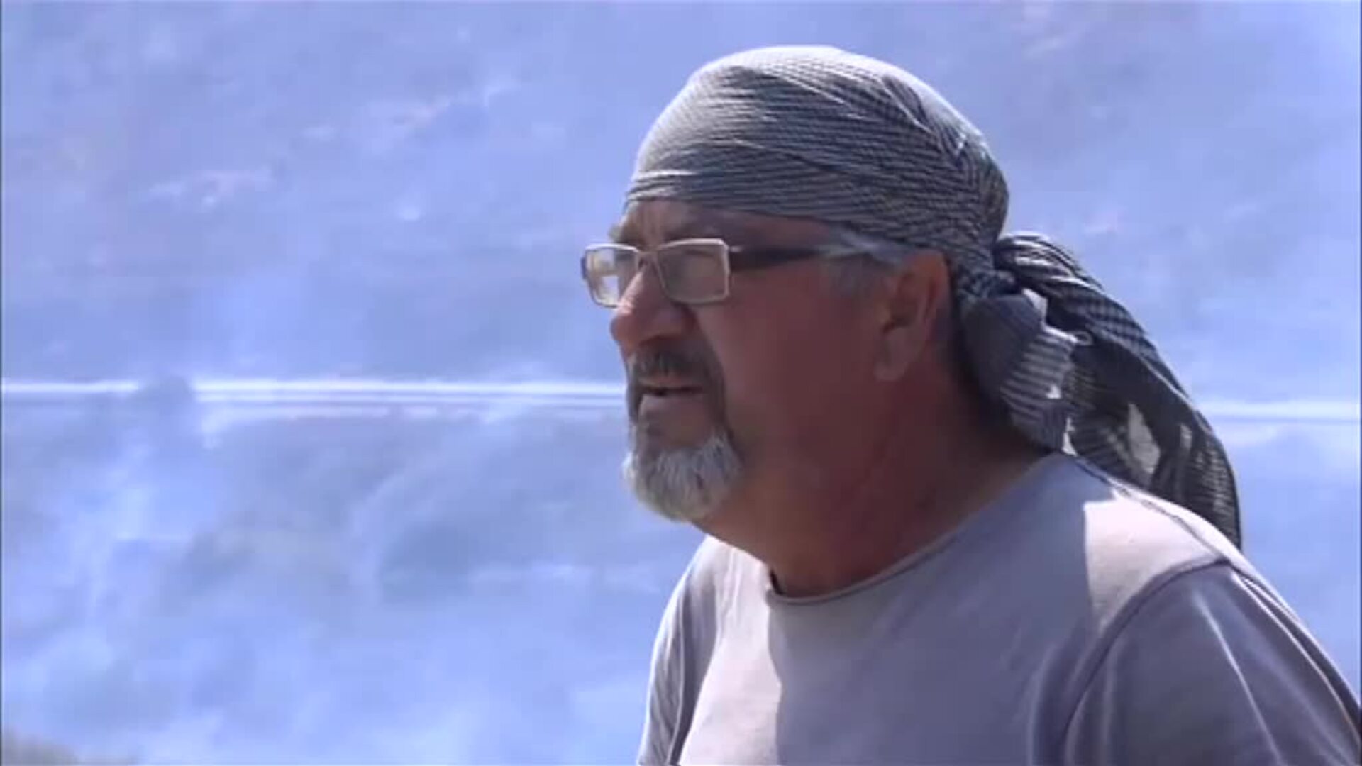 Dos vecinos de Almonaster luchan contra el fuego para salvar varias fincas