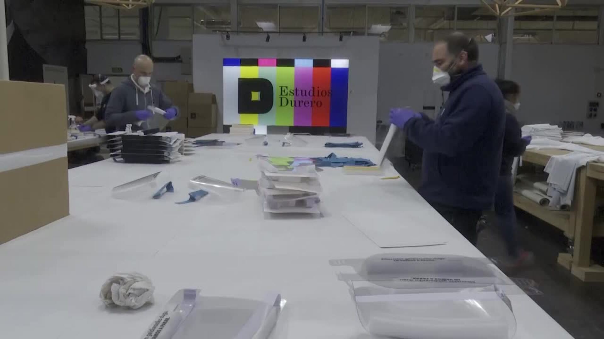 Empresa se reconvierte para fabricar batas para sanitarios