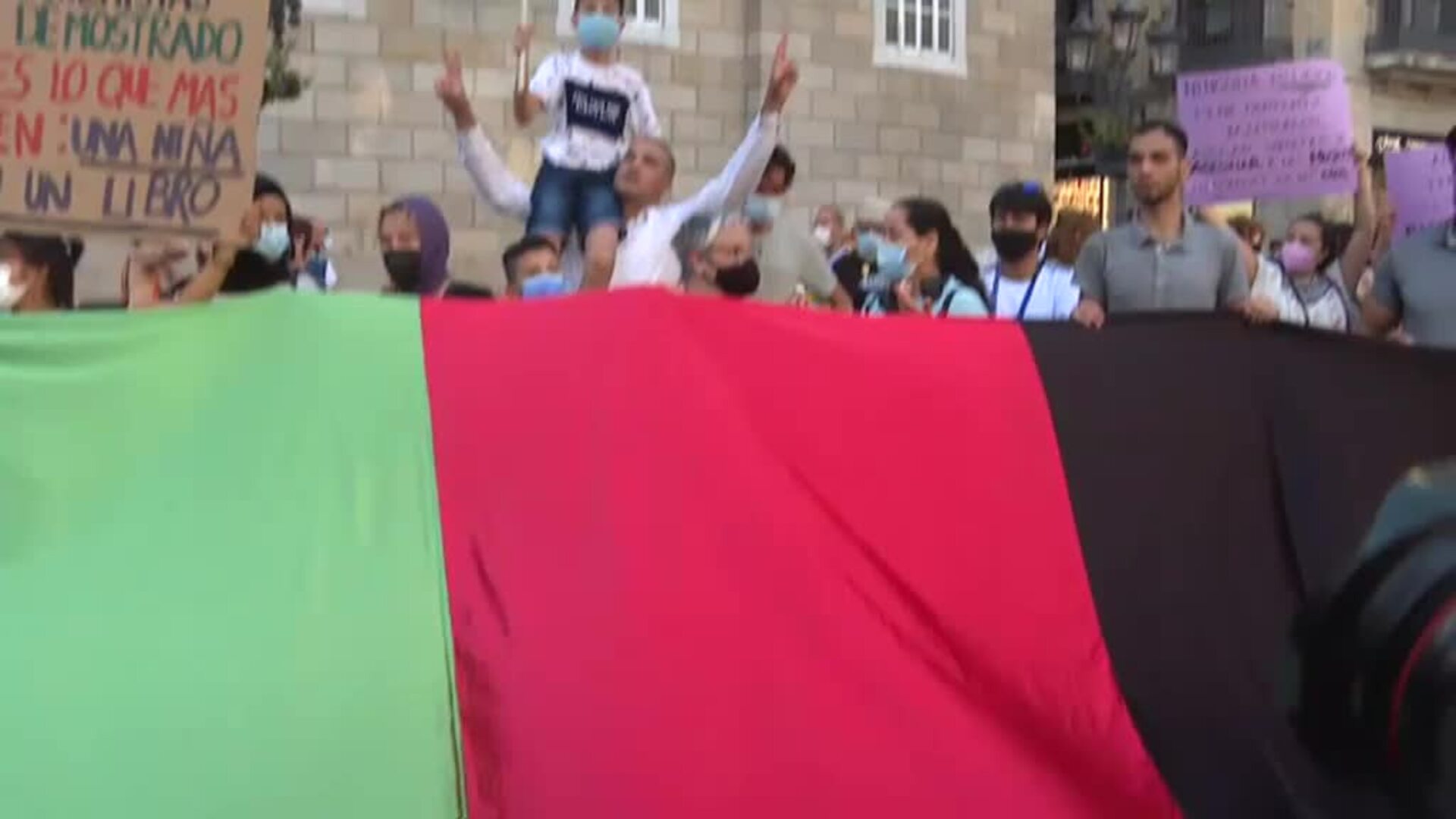 Cientos de personas se manifiestan en Barcelona por los derechos de las mujeres afganas