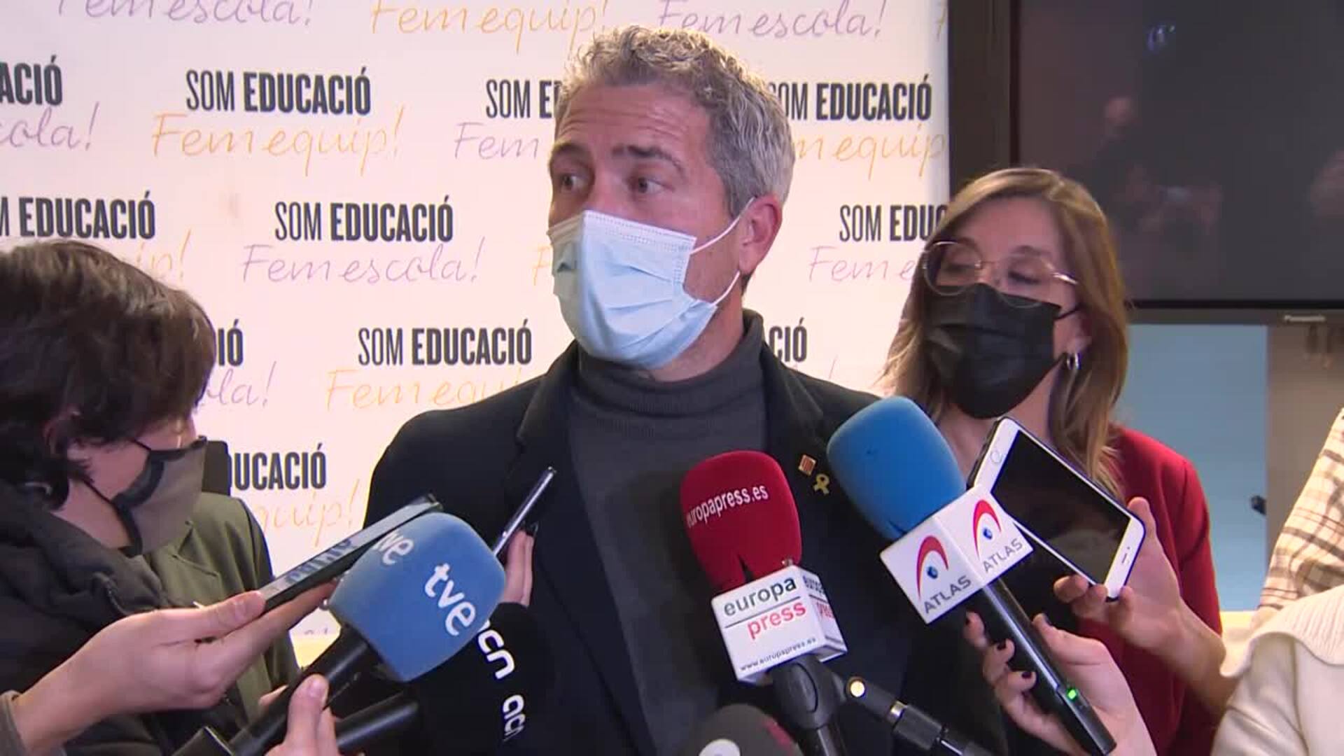 Cambray rechaza ante los sindicatos retirar el avance del calendario escolar