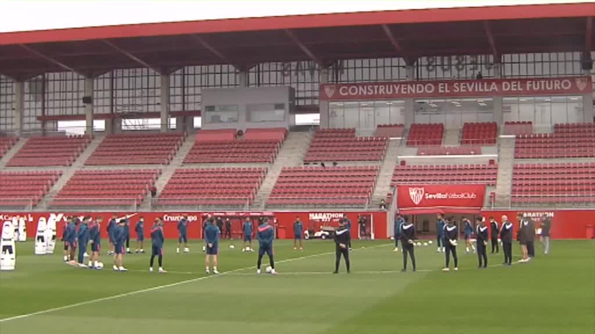 Emotivo minuto de silencio del Sevilla en homenaje a Maradona