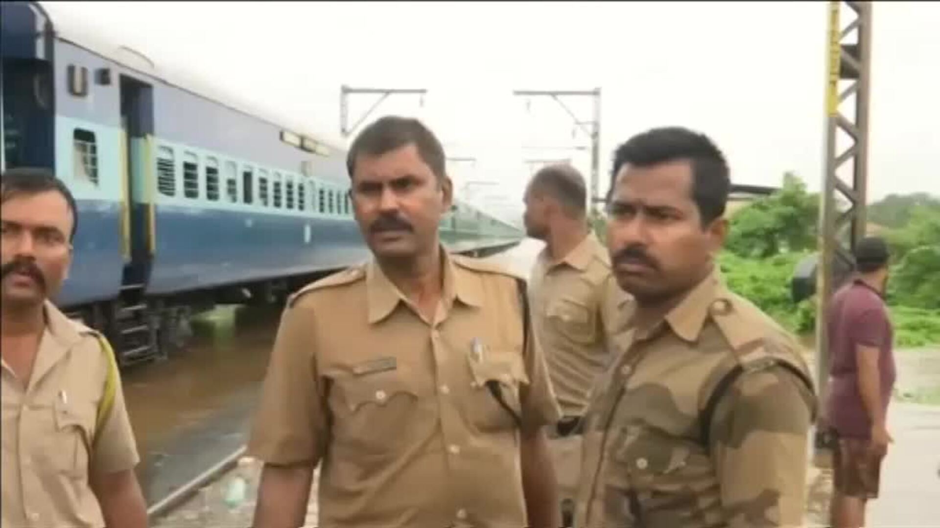Rescatan a 900 personas de un tren en India que se quedó parado por las lluvias monzónicas