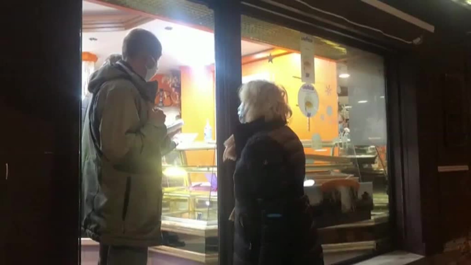 Patrullas de Policía en París vigilan los comercios infractores con el toque de queda