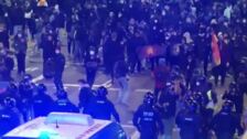 La violencia de los radicales secuestra Barcelona por sexta noche consecutiva