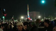 Decenas de miles de personas inundan Damasco para celebrar un año de la caída de Al Asad