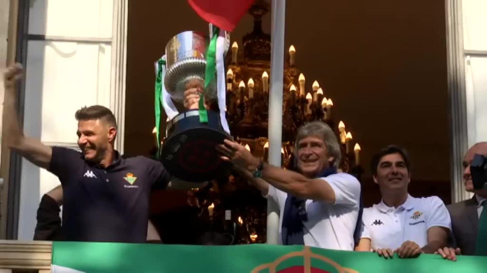 Cánticos de &quot;¡campeones!&quot; a los jugadores del Betis en el balcón del ayuntamiento de Sevilla
