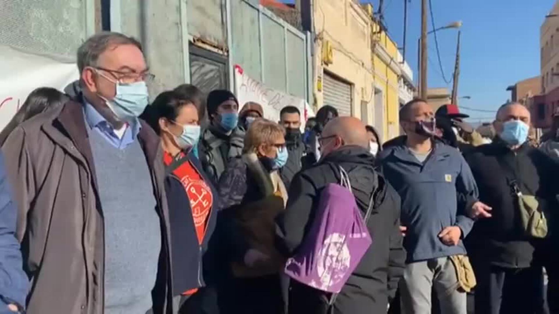 Cargas y tensión en el desalojo de 140 migrantes en Badalona