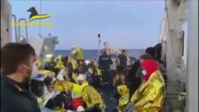 Cerca de 300 personas, evacuadas al incediarse un ferry italiano cerca de la isla griega de Corfú