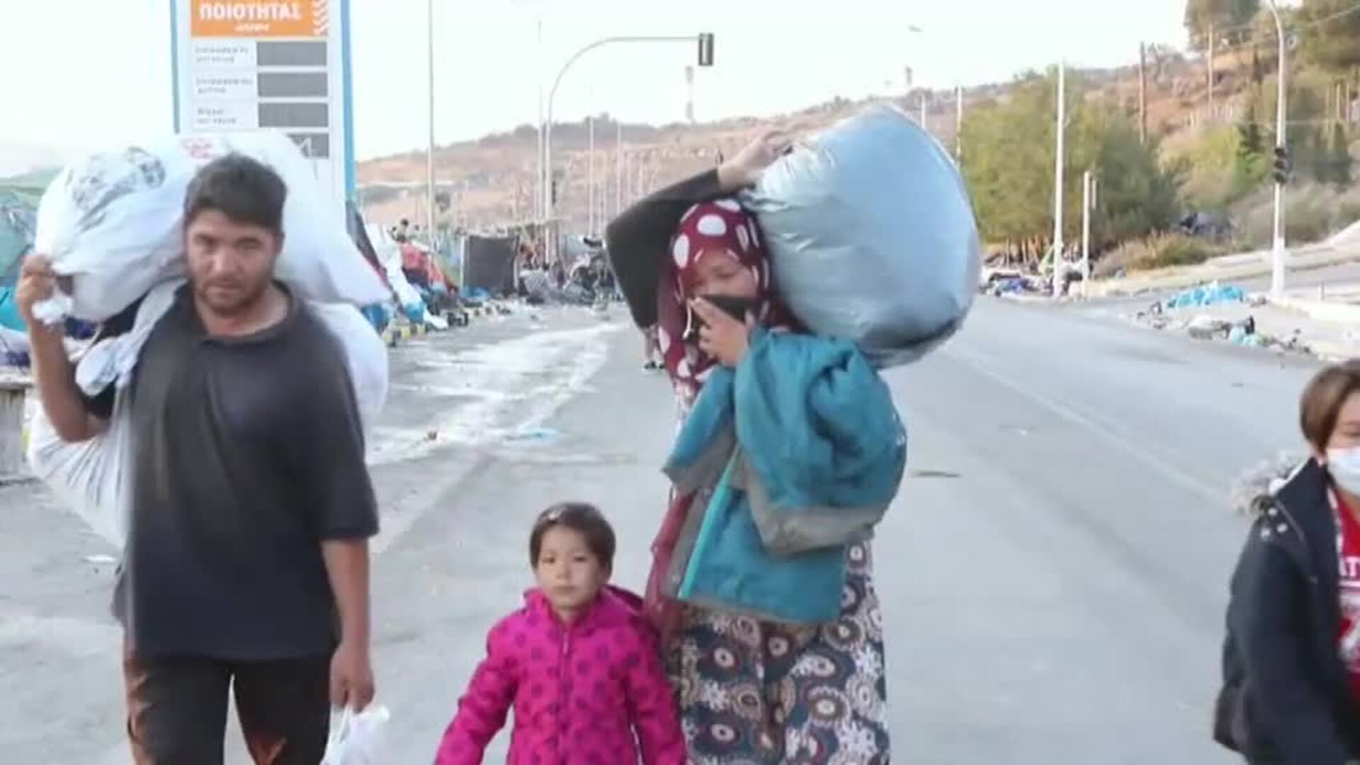 Poco a poco los refugiados van llegando al nuevo campamento provisional de Lesbos