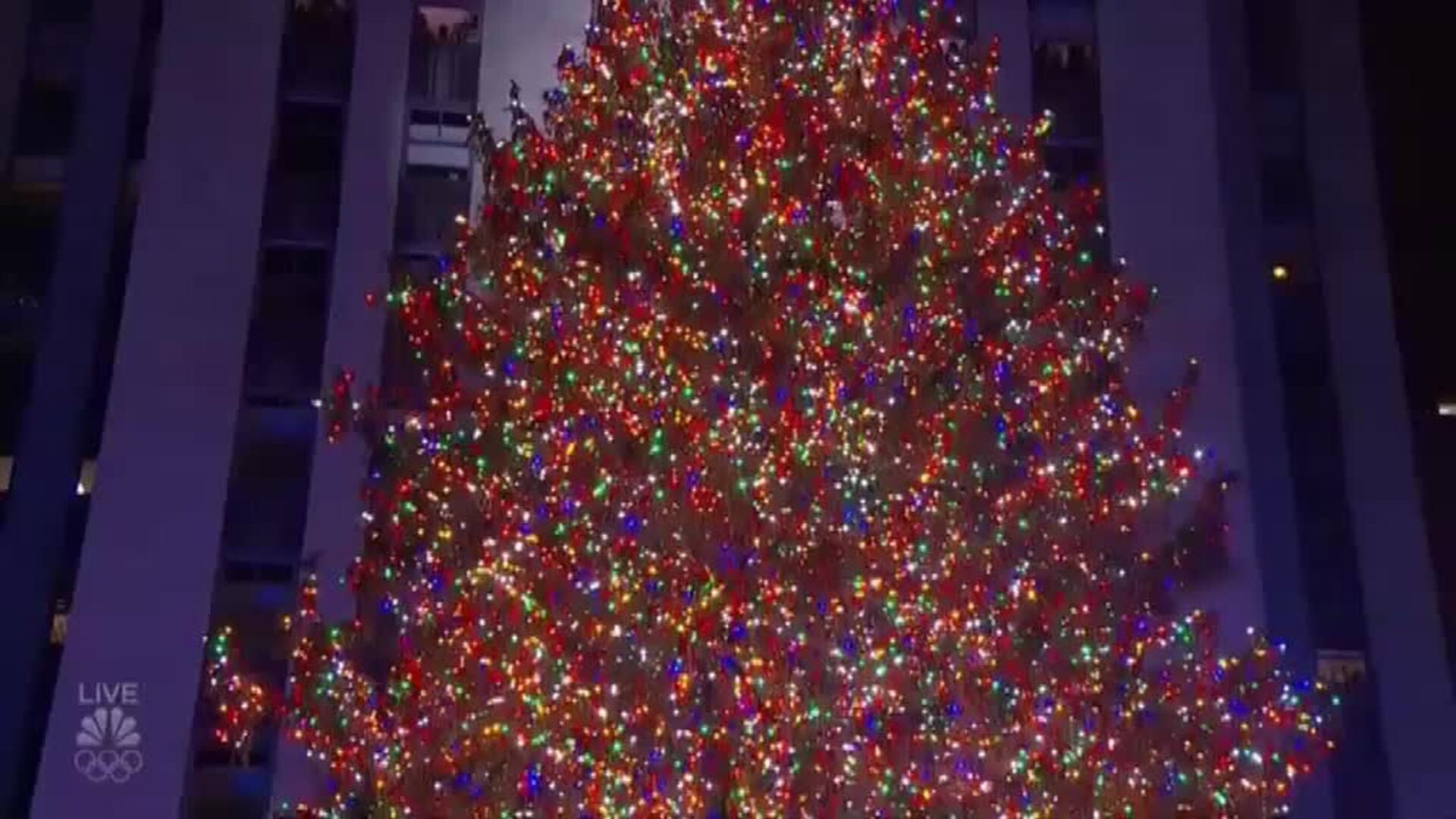 Encienden el arbol de Navidad de Rockefeller Center con 50.000 luces led y una estrella con 3 millones de cristales