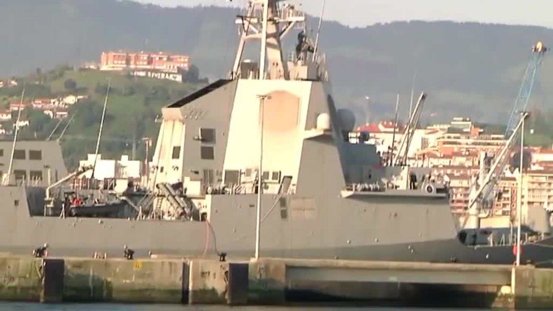 La llegada al puerto de Getxo de la fragata Méndez Núñez causa sensación