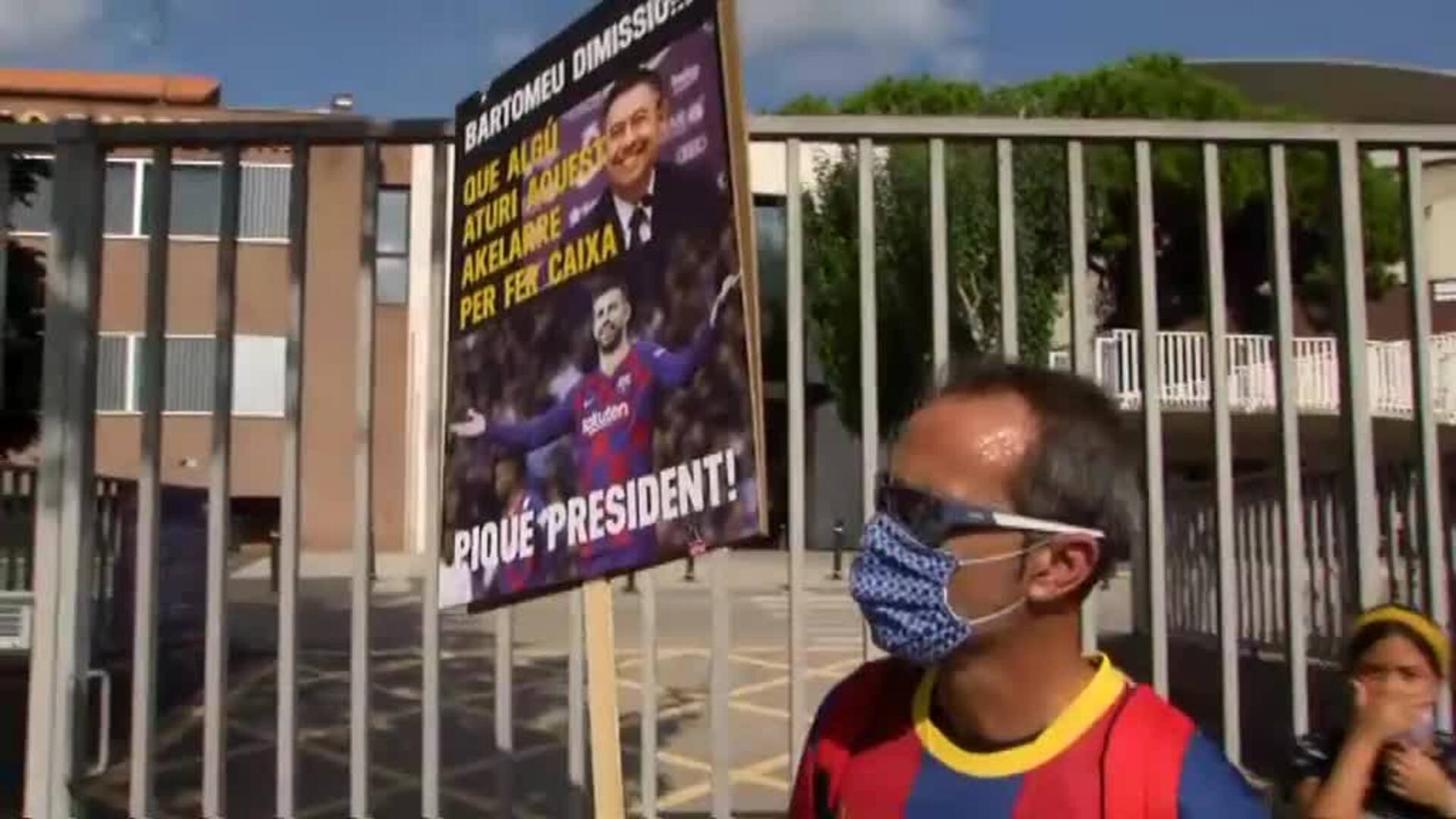 Aficionados del Barça vuelven a concentrarse por la posible salida de Messi