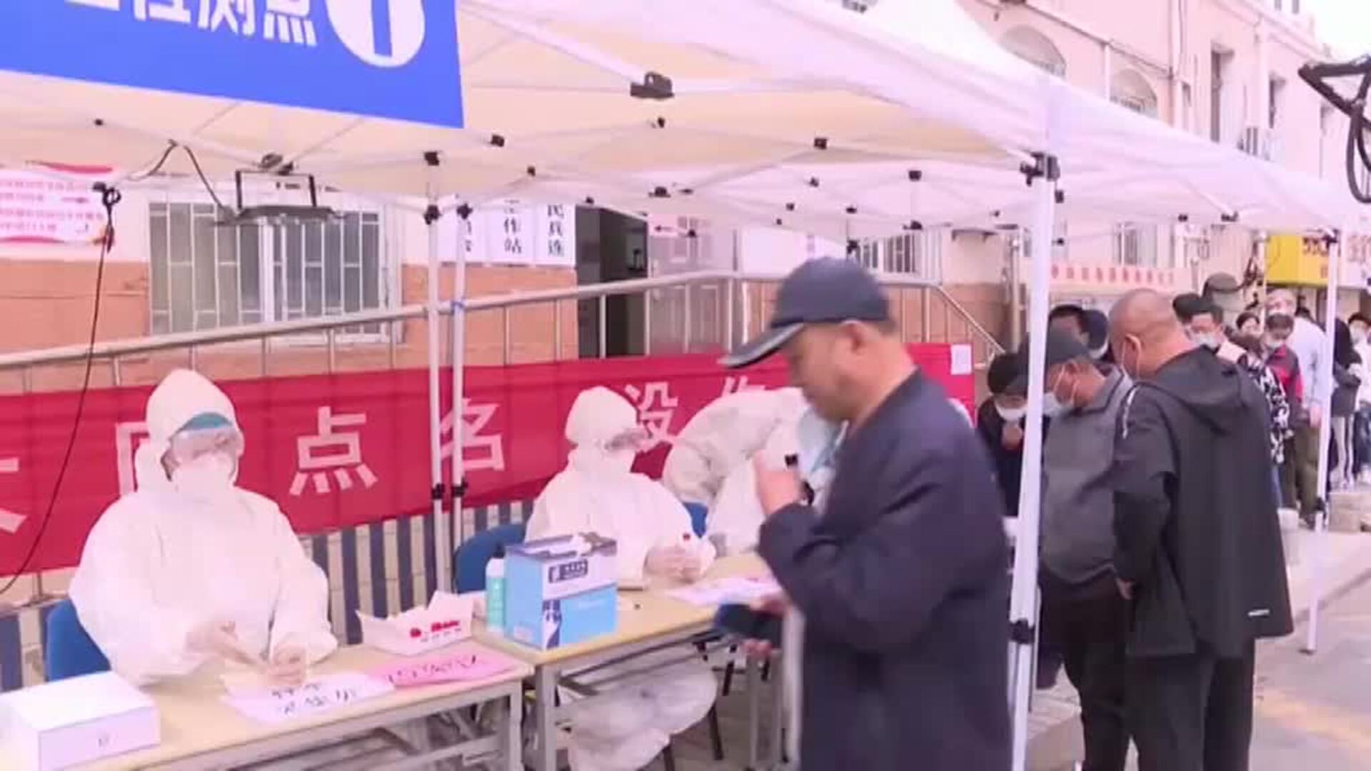 Los 9 millones de chinos de la ciudad de Qingdao se someten a PCR por 12 contagiados.