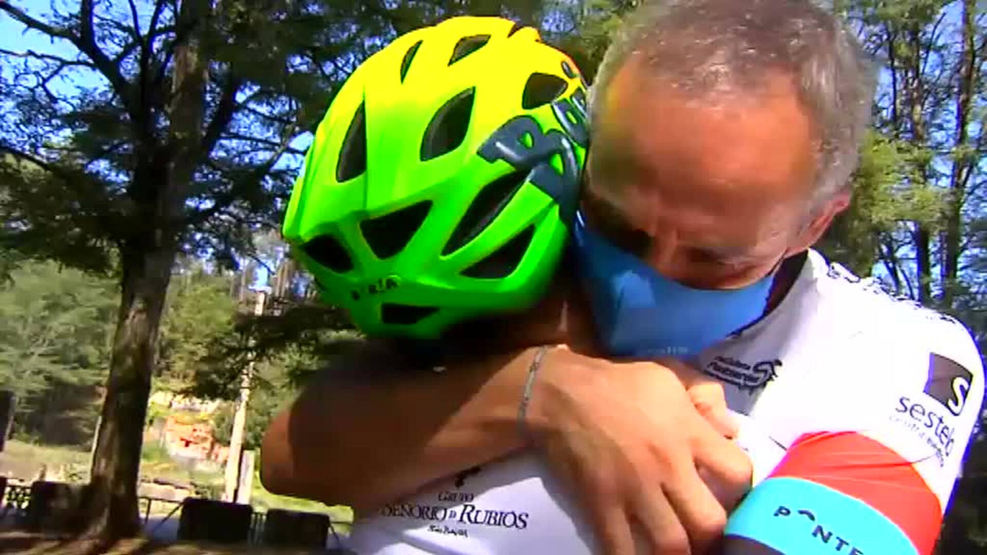 Un joven ciclista con síndrome de Down emociona en el triatlón de Aronia