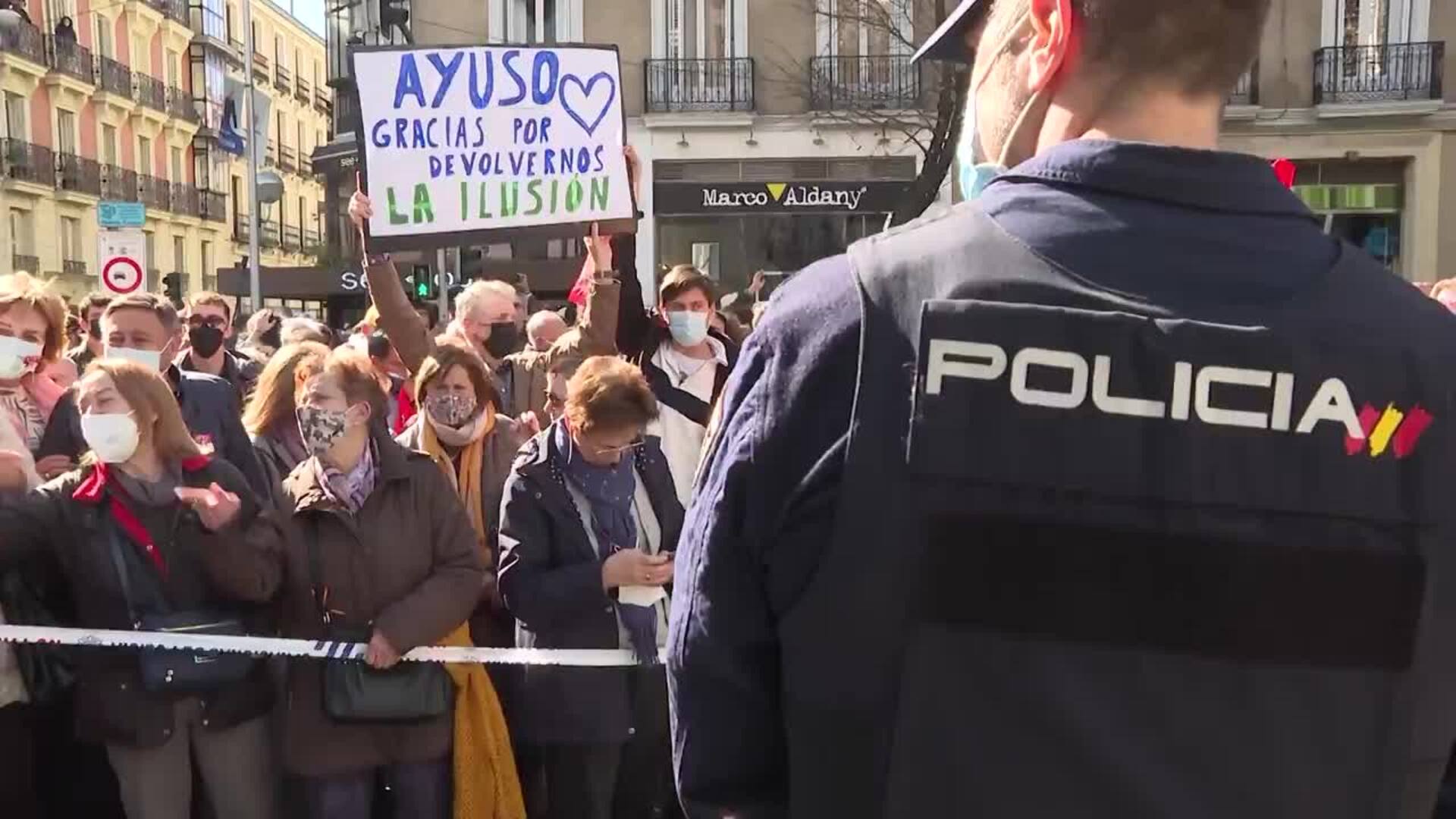Miles de simpatizantes apoyan a Ayuso y Casado convoca al comité de dirección