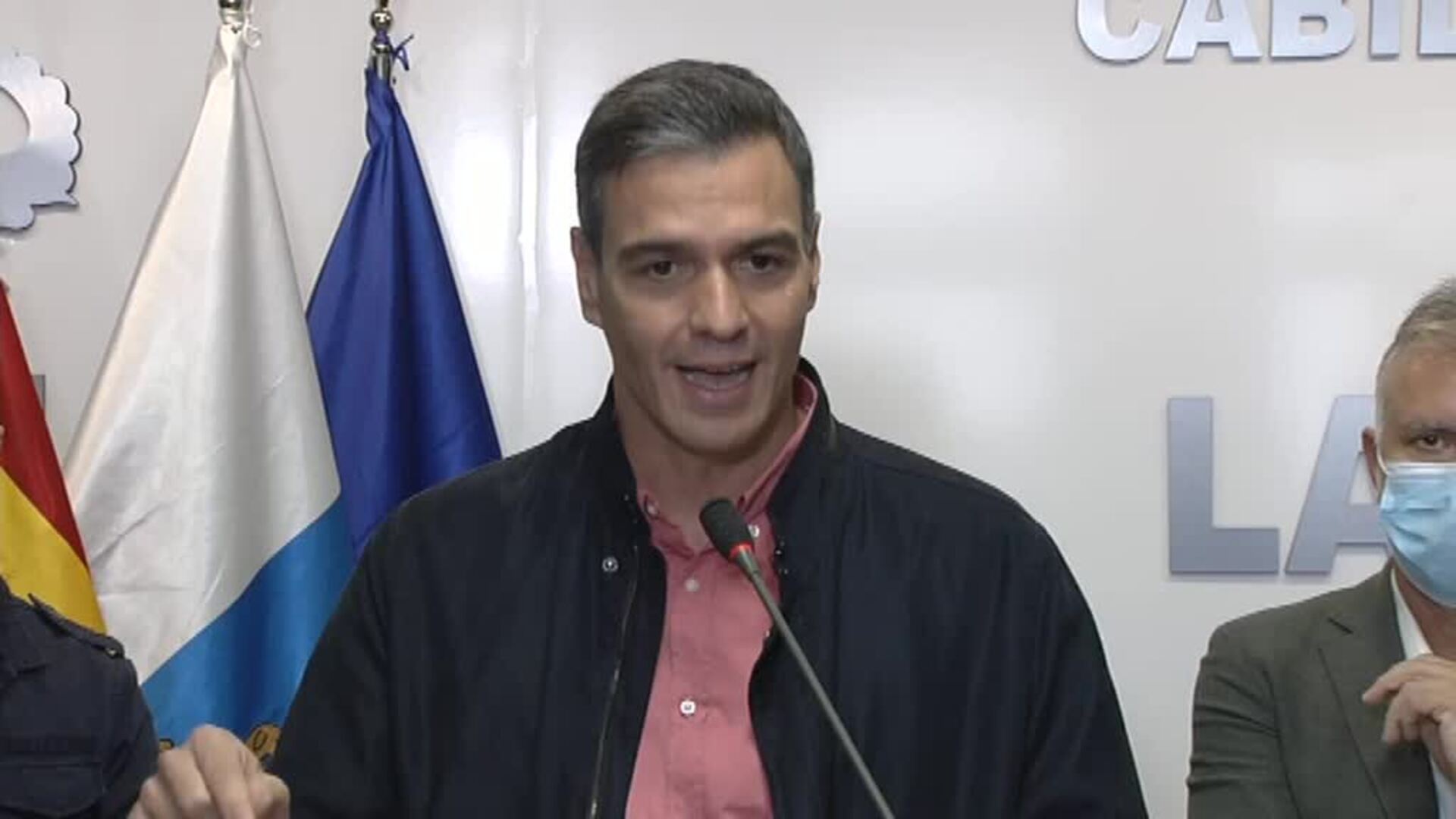 Sánchez asegura a los palmeros que el Gobierno estará con ellos después de que acabe la lava