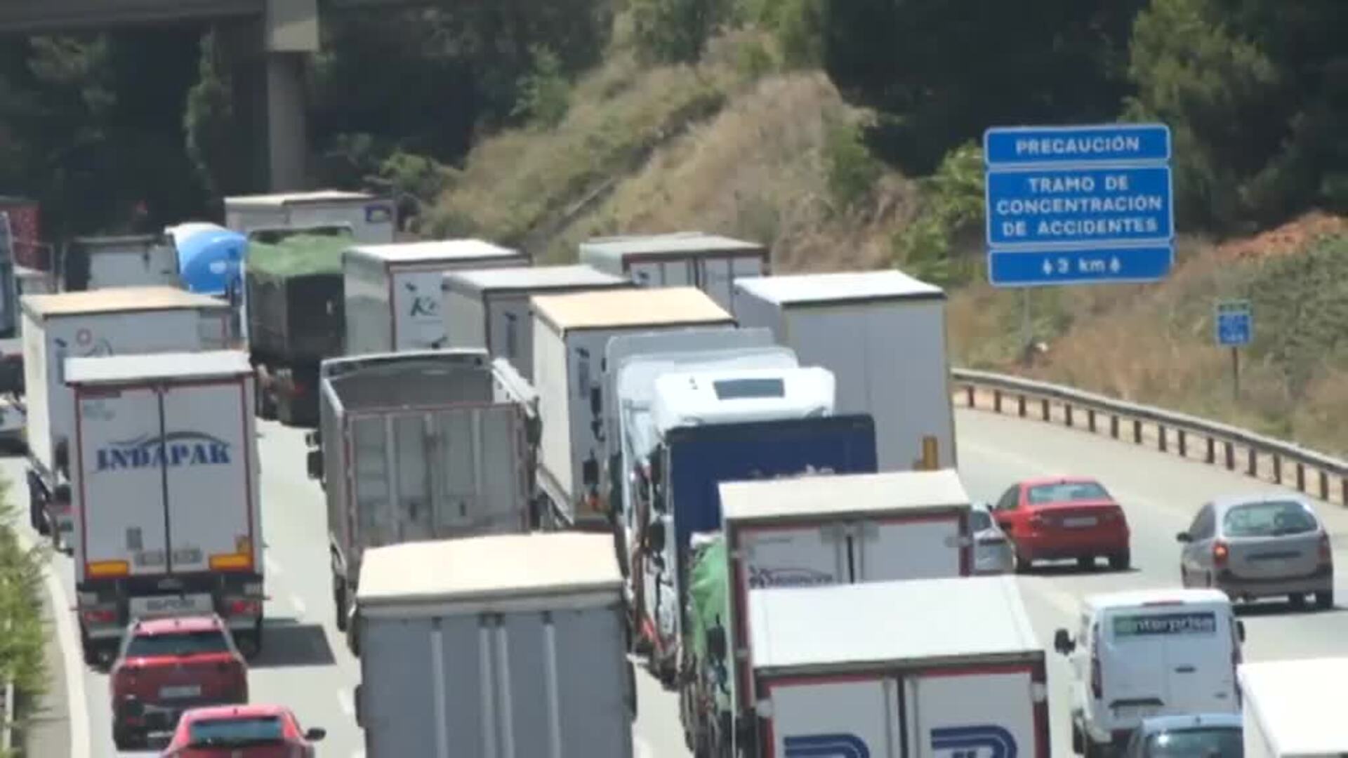 Cataluña restringe el tráfico a camiones en la AP-7 para evitar atascos