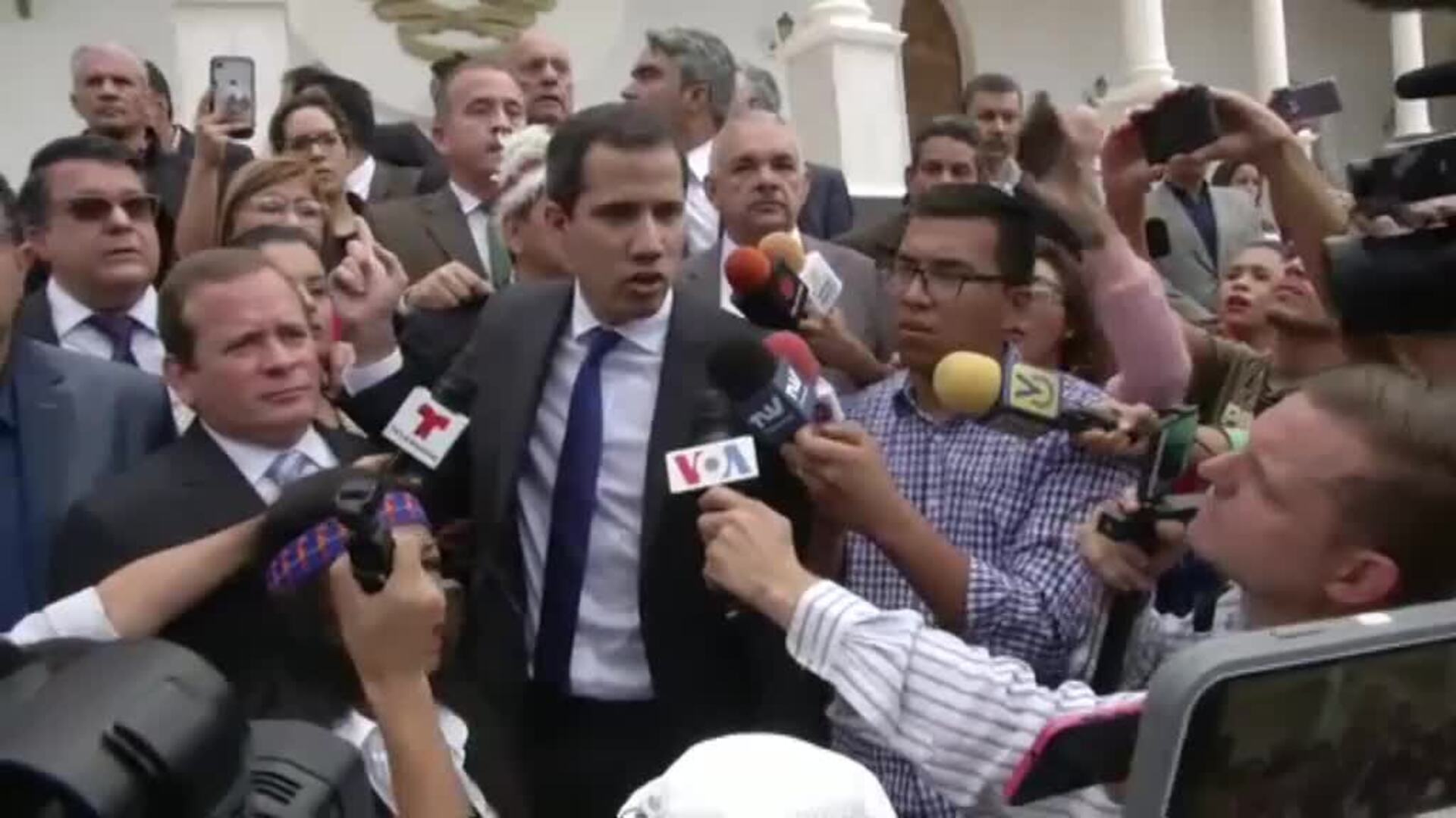 Juan Guaidó jura como presidente interino de Venezuela