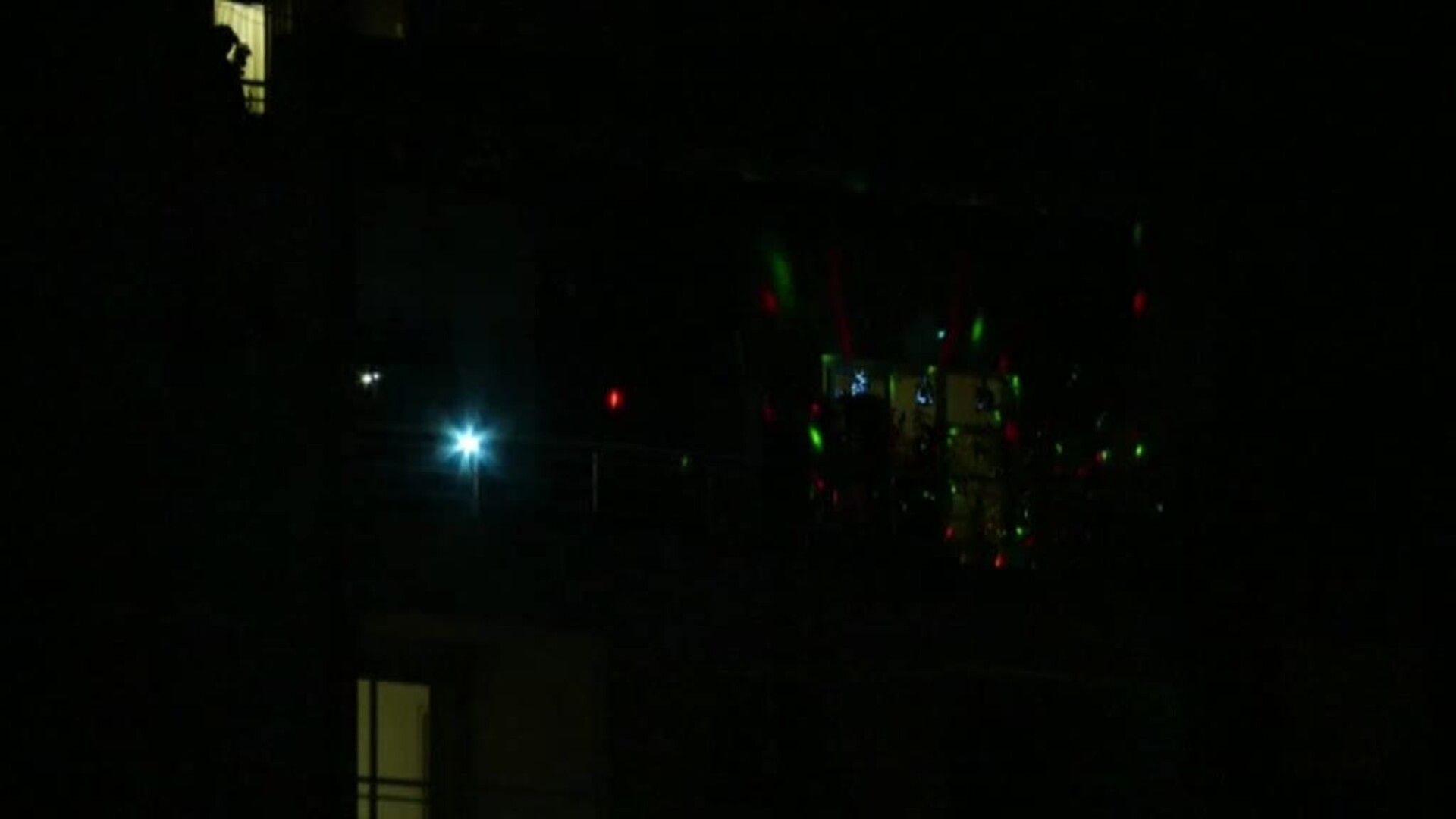 Un DJ de Buenos Aires convierte su balcón en una fiesta en plena cuarentena