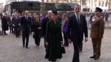 La Reina Isabel muestra su apoyo al Príncipe Andrés en el acto en memoria de su marido