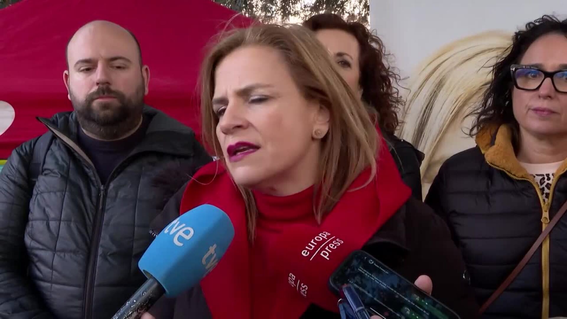 Un hombre fallecido y 19 heridos en un incendio de una vivienda en València