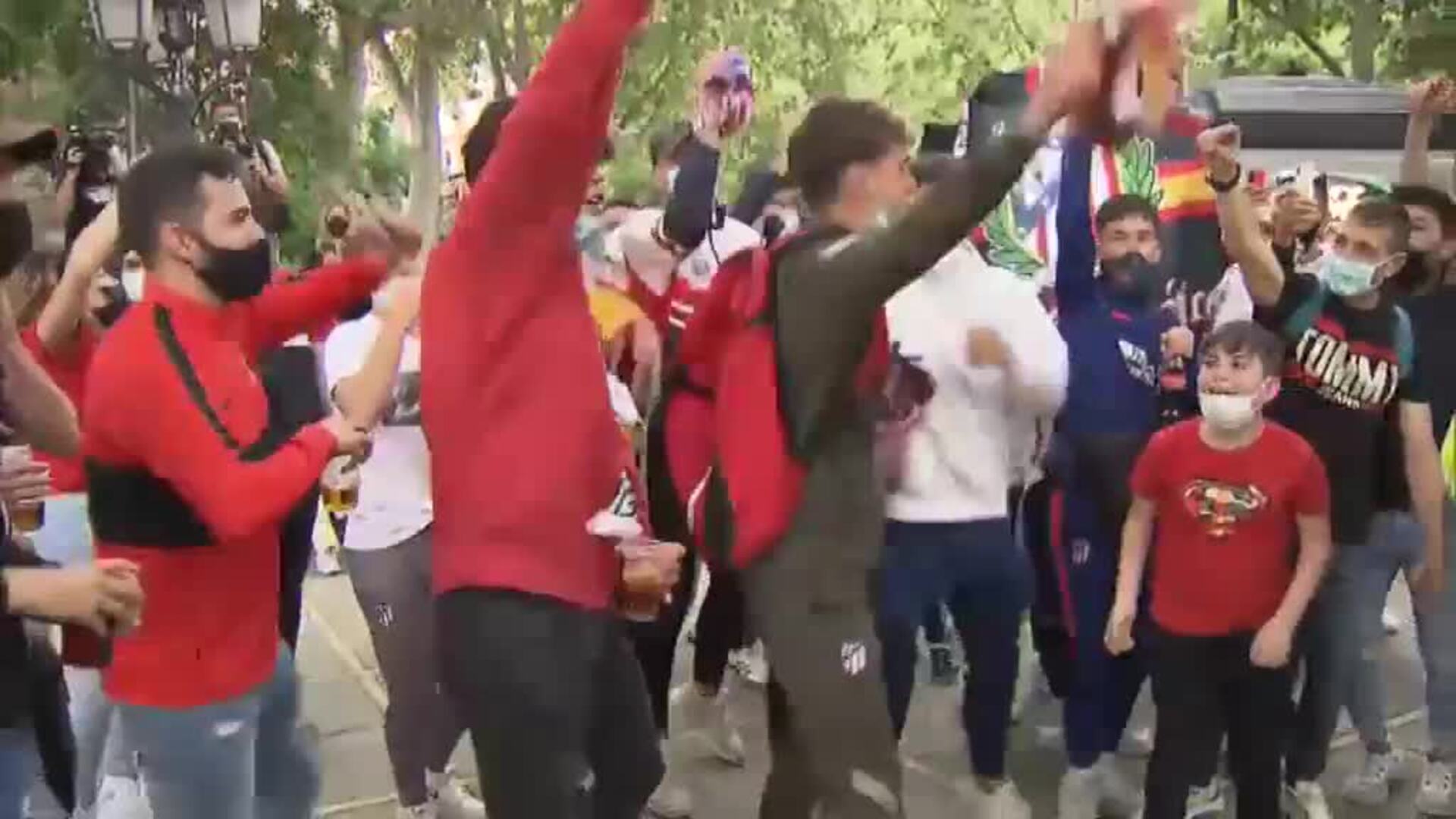 Ni distancias, ni medidas, ni prudencia en la celebración multitudinaria de Neptuno