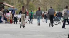 ¿Deben prohibirse los patinetes eléctricos de alquiler? El veto de París reabre el debate