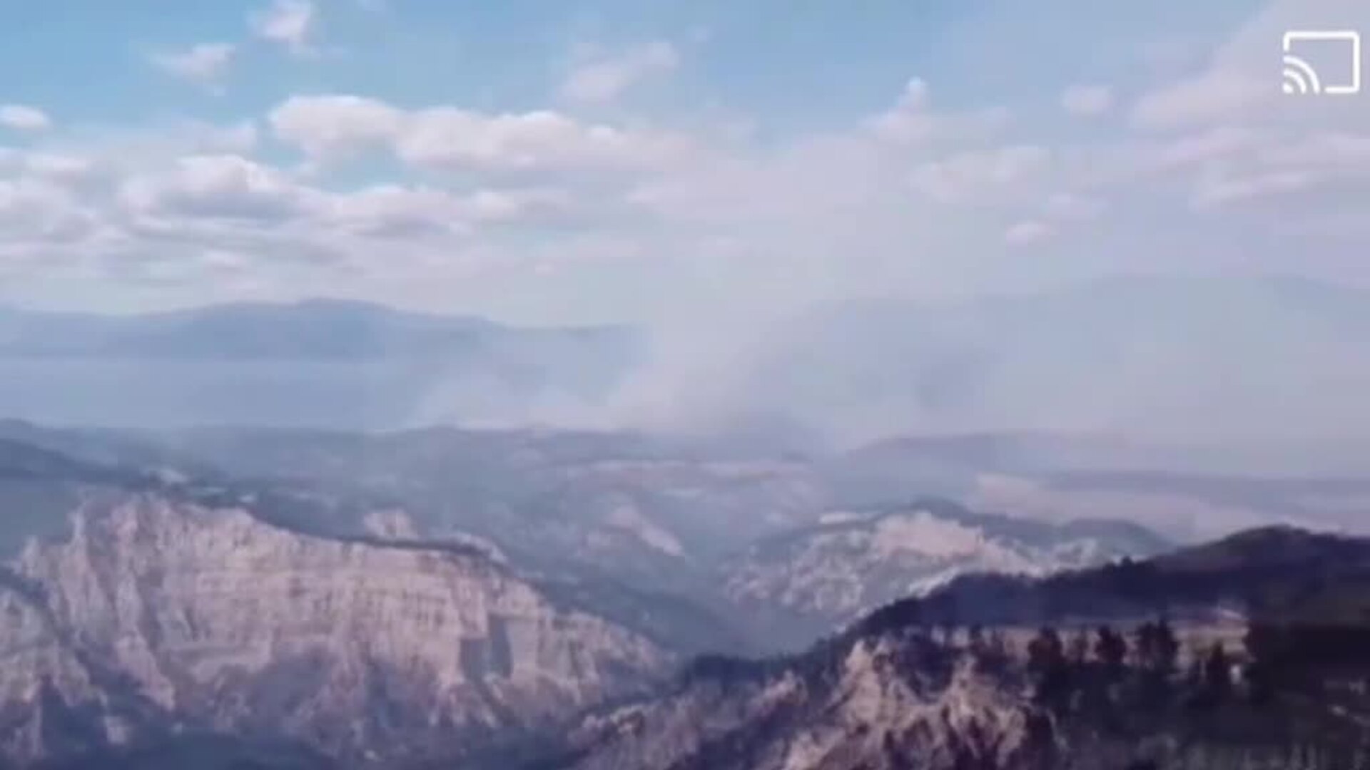 Un gran incendio arrasa 5.000 hectáreas en la región griega de Atica y obliga a evacuar a siete poblaciones