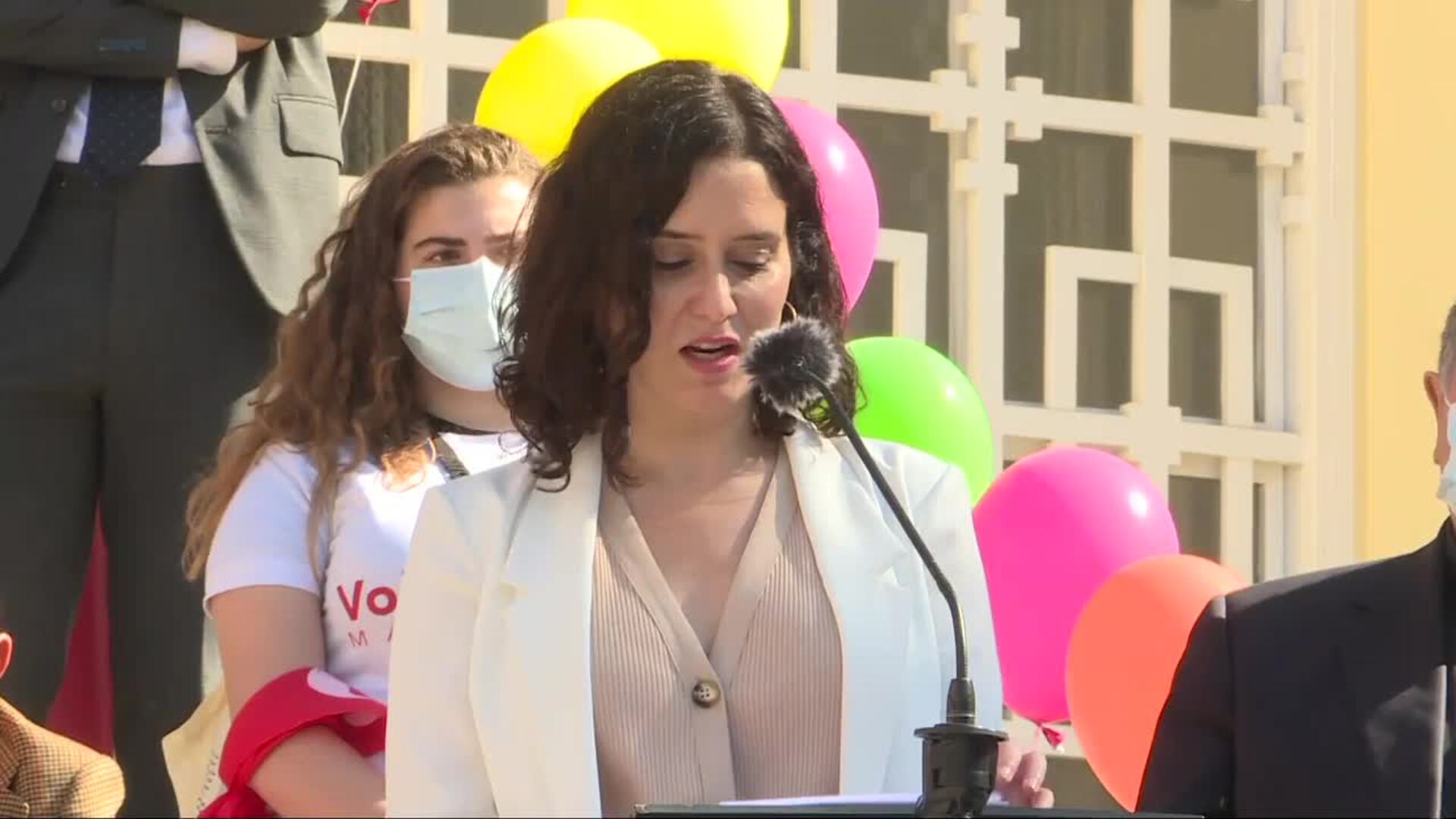 Ayuso anuncia nuevos planes a favor de la maternidad