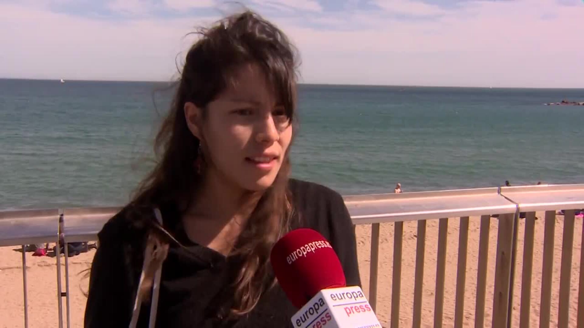 Diversidad de opiniones sobre la prohibición del tabaco en las playas de Barcelona a partir de julio