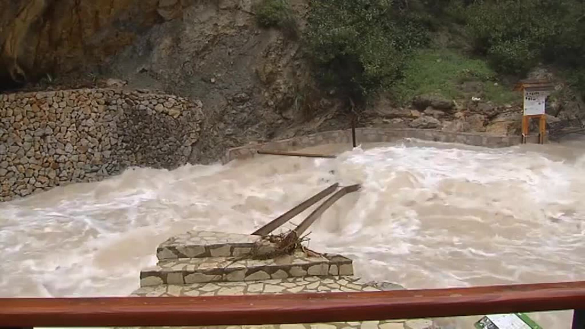 El agua destroza las zonas peatonales en Fuentes del Algar, Alicante