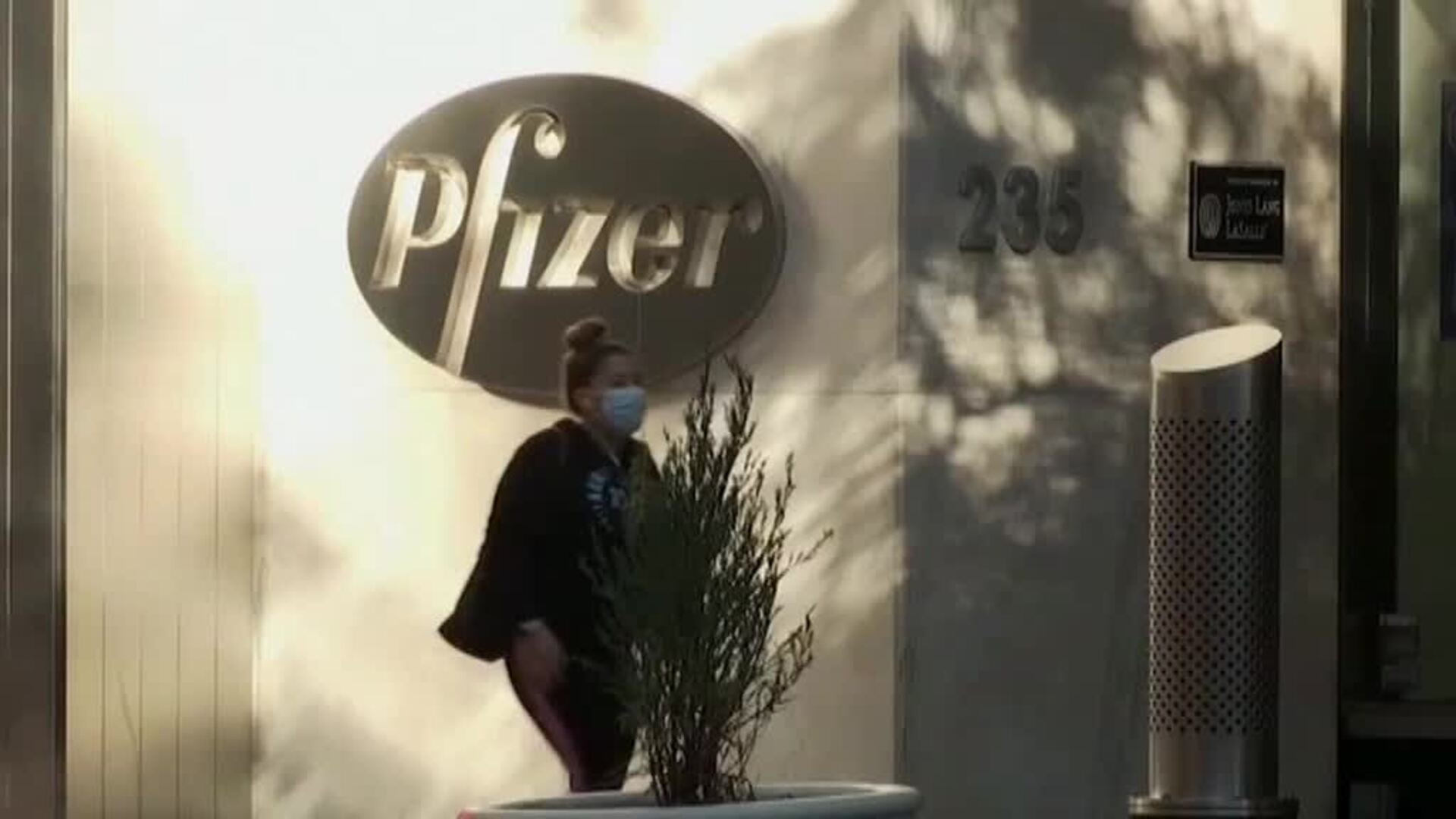 Reino Unido aprueba usar la vacuna de Pfizer en niños de más de 12 años