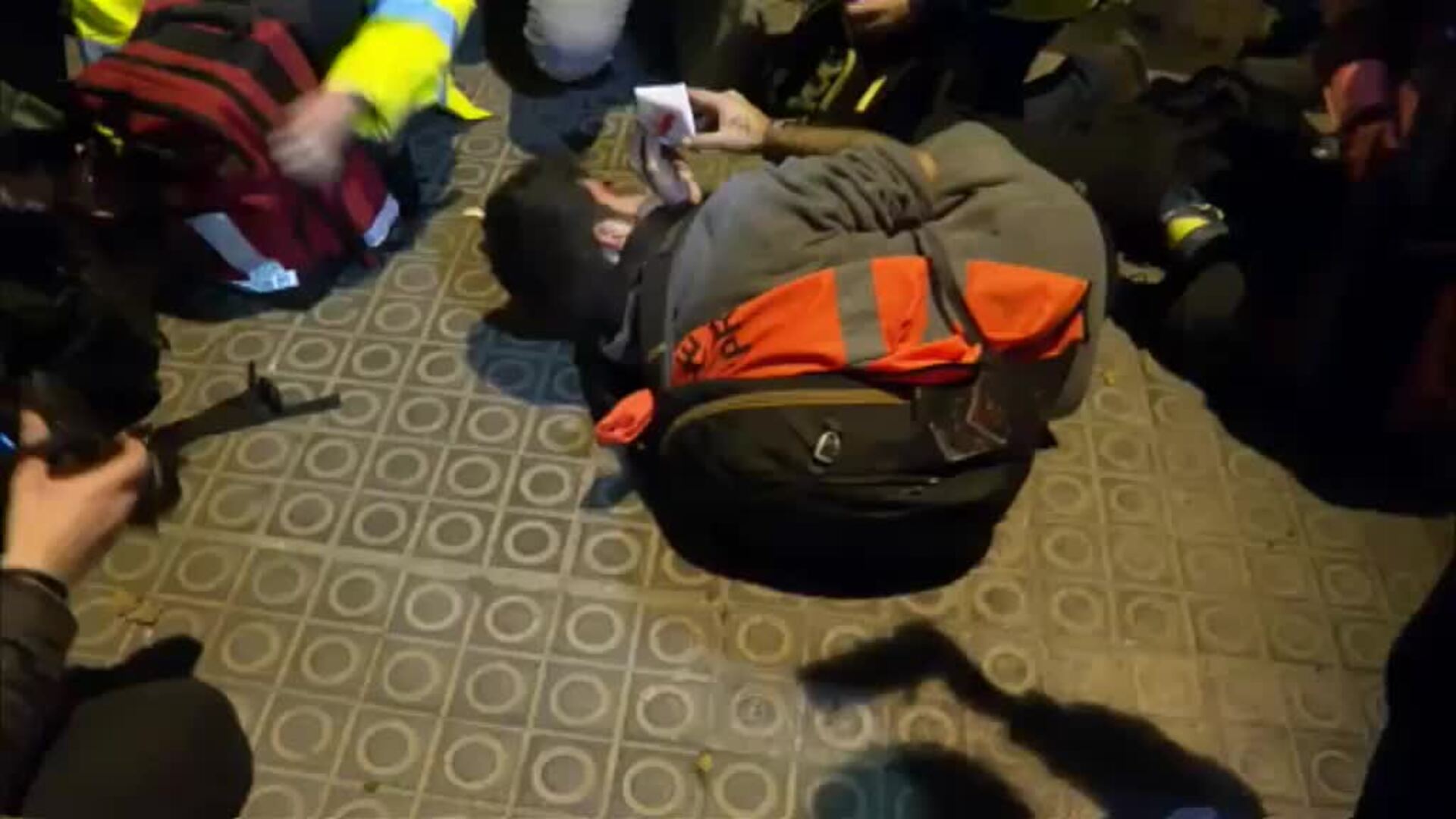 Un periodista herido por el lanzamiento de objetos de los radicales a los mossos en Barcelona