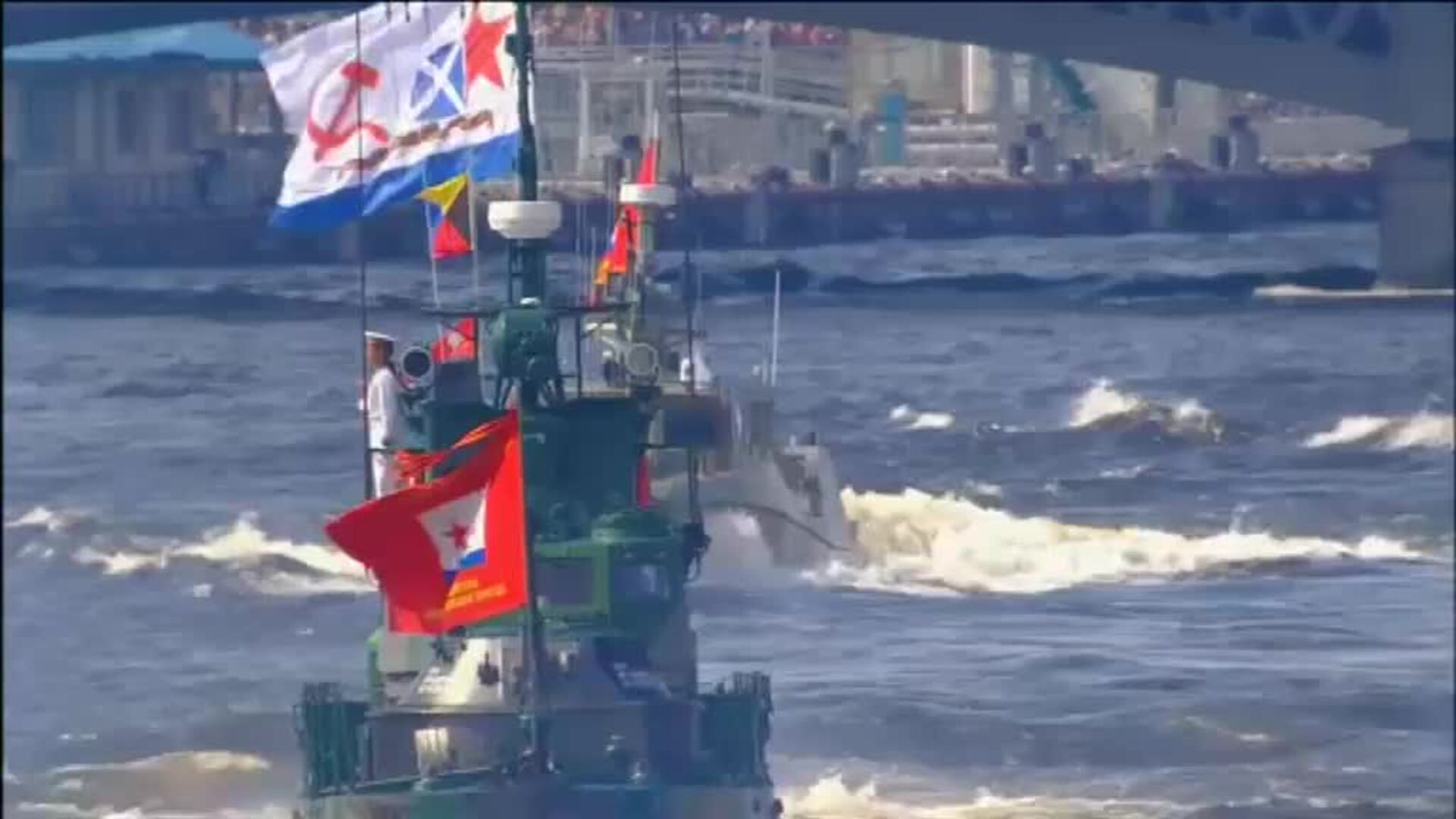 Putin preside un desfile militar en San Petersburgo