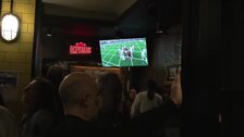 Aficionados ingleses siguen la final de la Liga Europa en los bares próximos a San Mamés