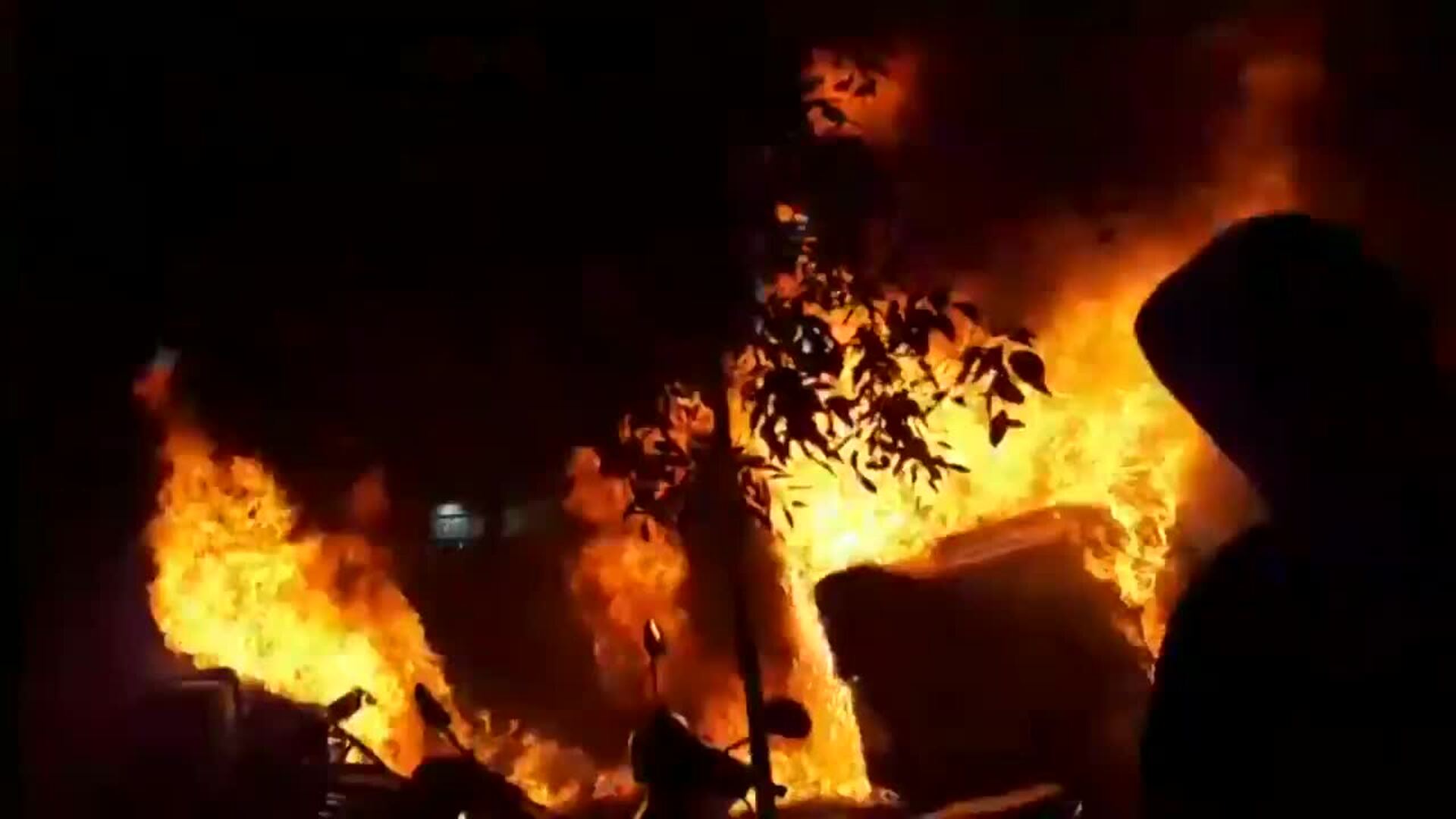 Arden hogueras y un contenedor en una protesta en Barcelona