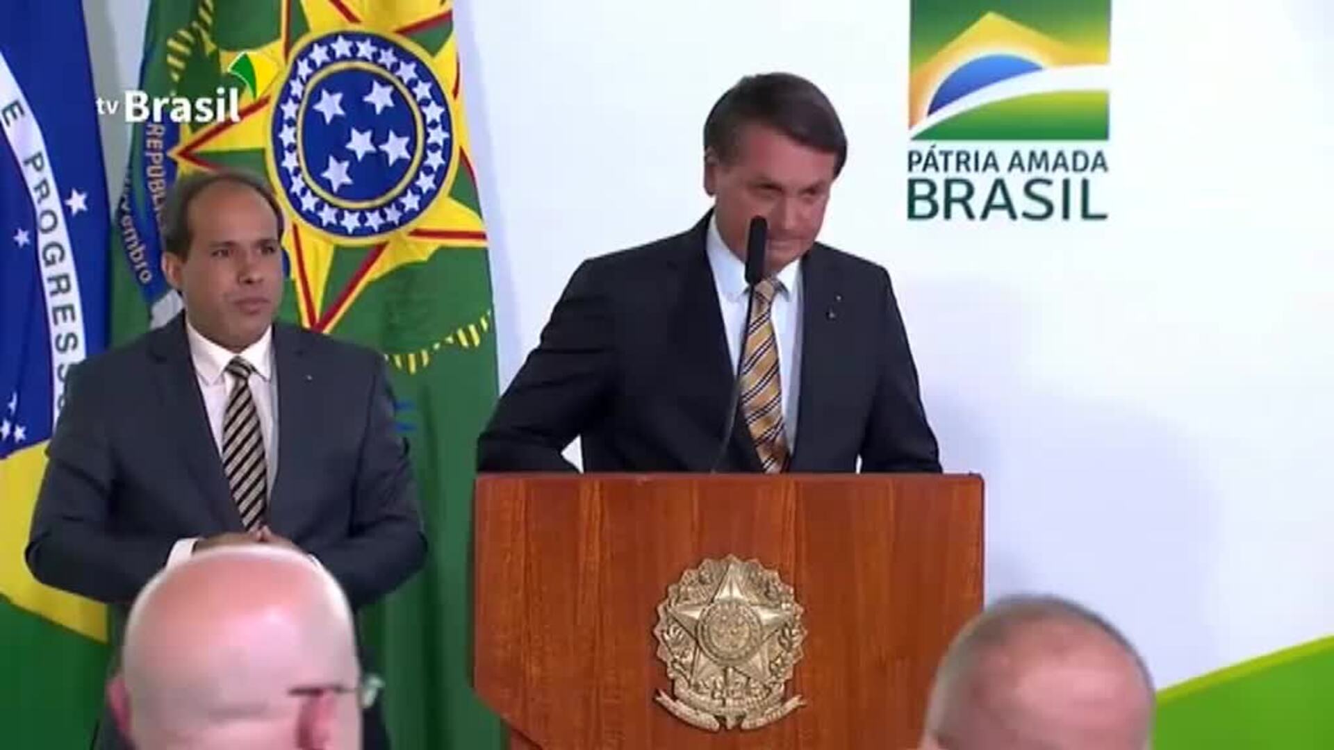 Bolsonaro pide a los brasileños que no sean &quot;maricas&quot; con el coronavirus