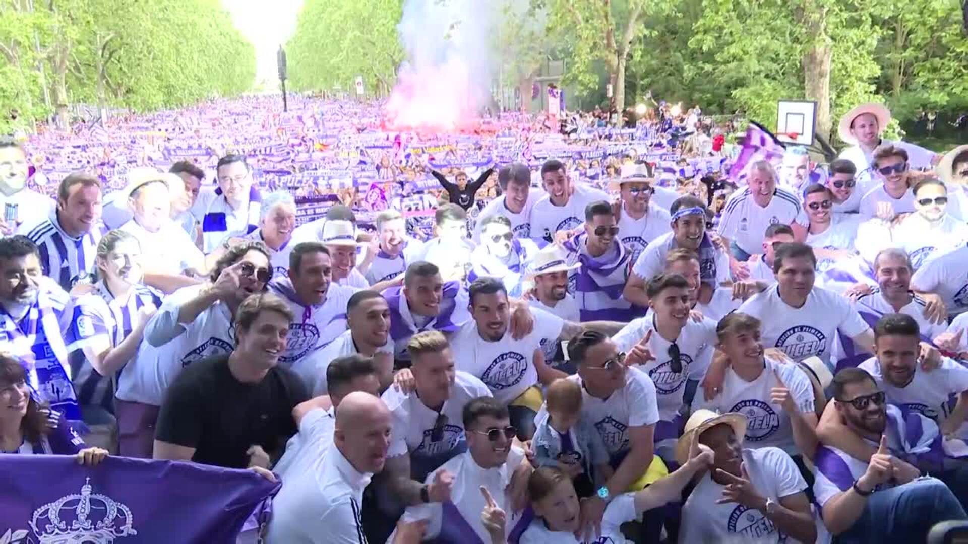 Miles de personas arropan la &#039;rúa&#039; del Real Valladolid a gritos de &#039;Pucela es de Primera&#039;