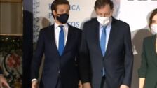 Rajoy consigue el reencuentro de Casado y Ayuso en un ambiente distante y frío