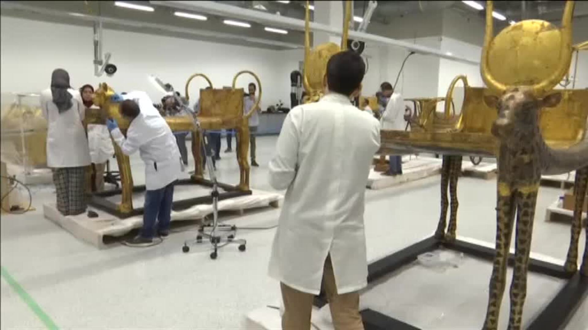 El Gran Museo Egipcio expone y restaura por vez primera el sarcófago de Tutankamón